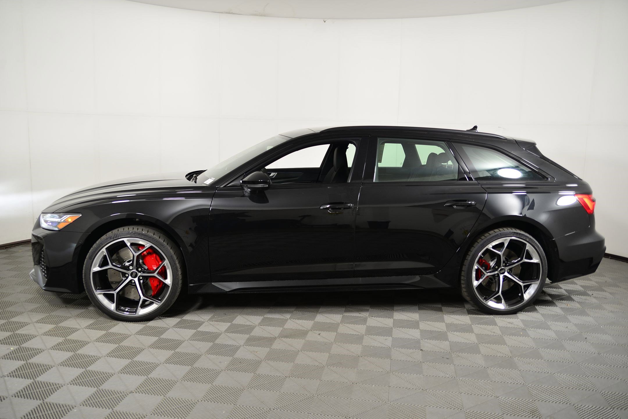 2026 Audi RS 6 Avant Performance Base photo 2