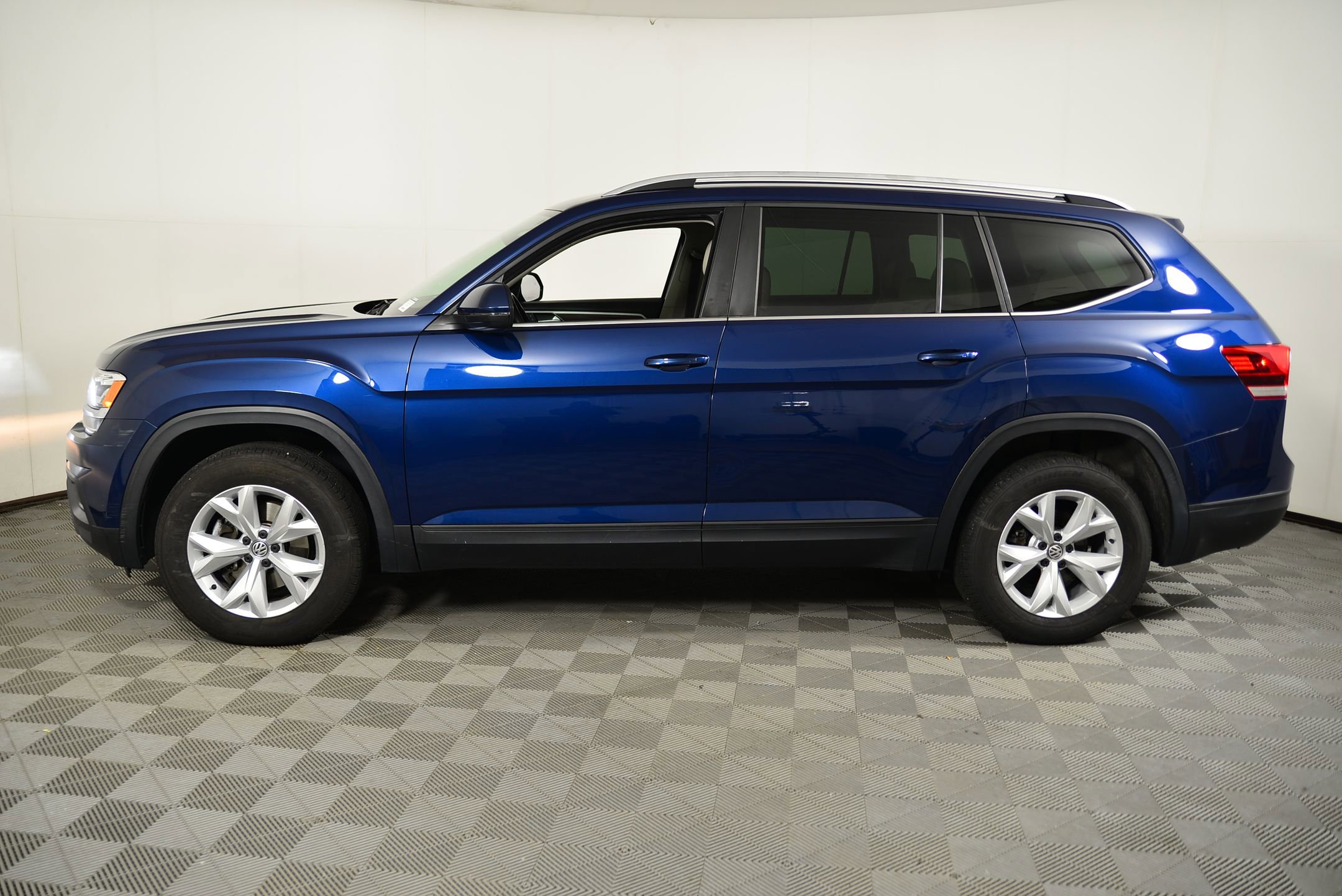 2018 Volkswagen Atlas SE Technology photo 2