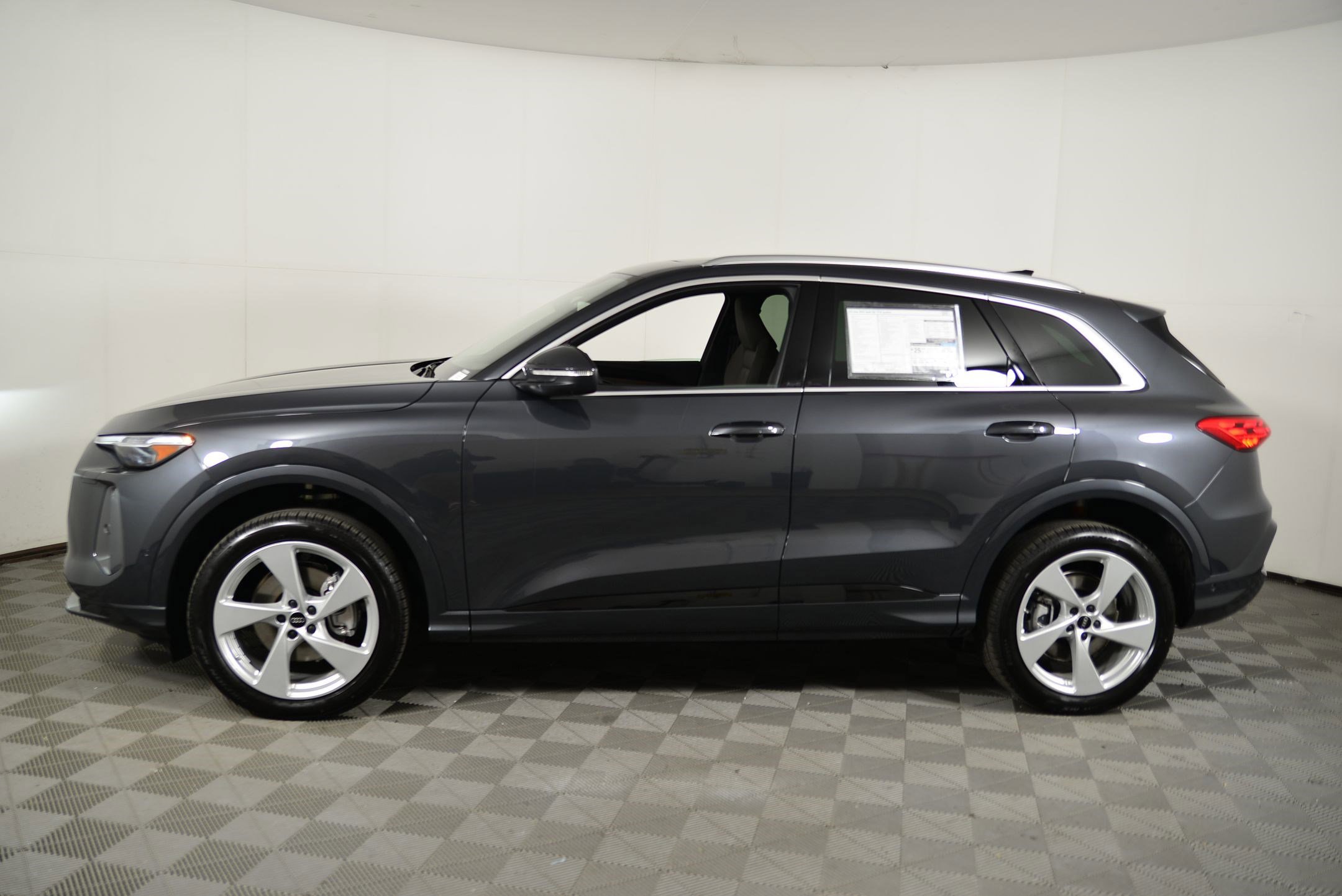 2025 Audi Q5 Premium Plus photo 2