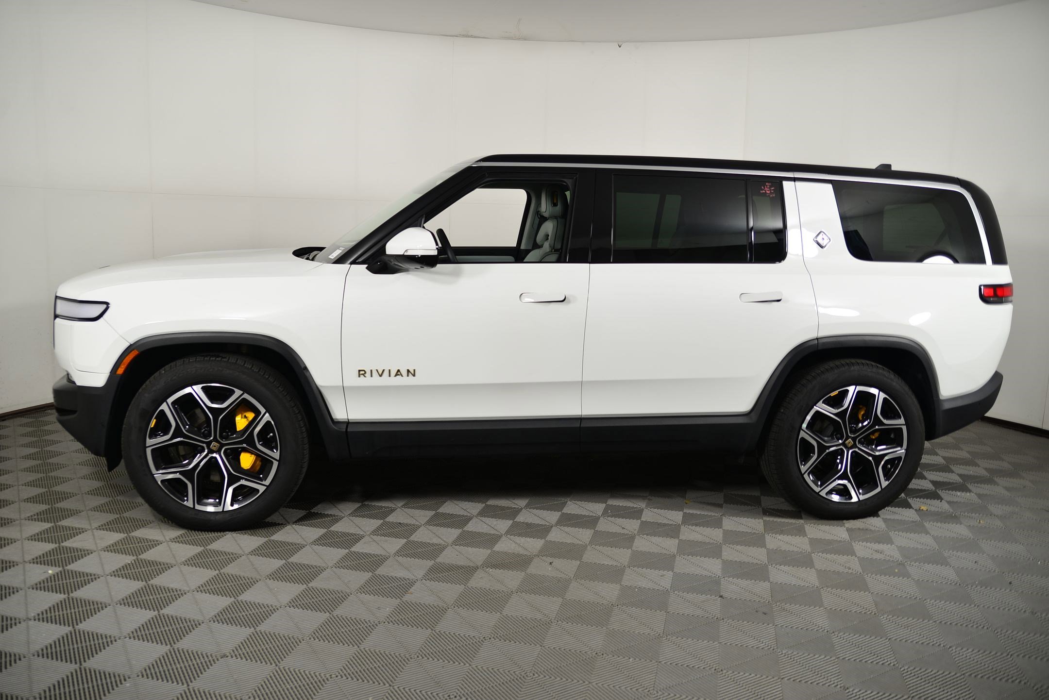 2024 Rivian R1S Adventure photo 2