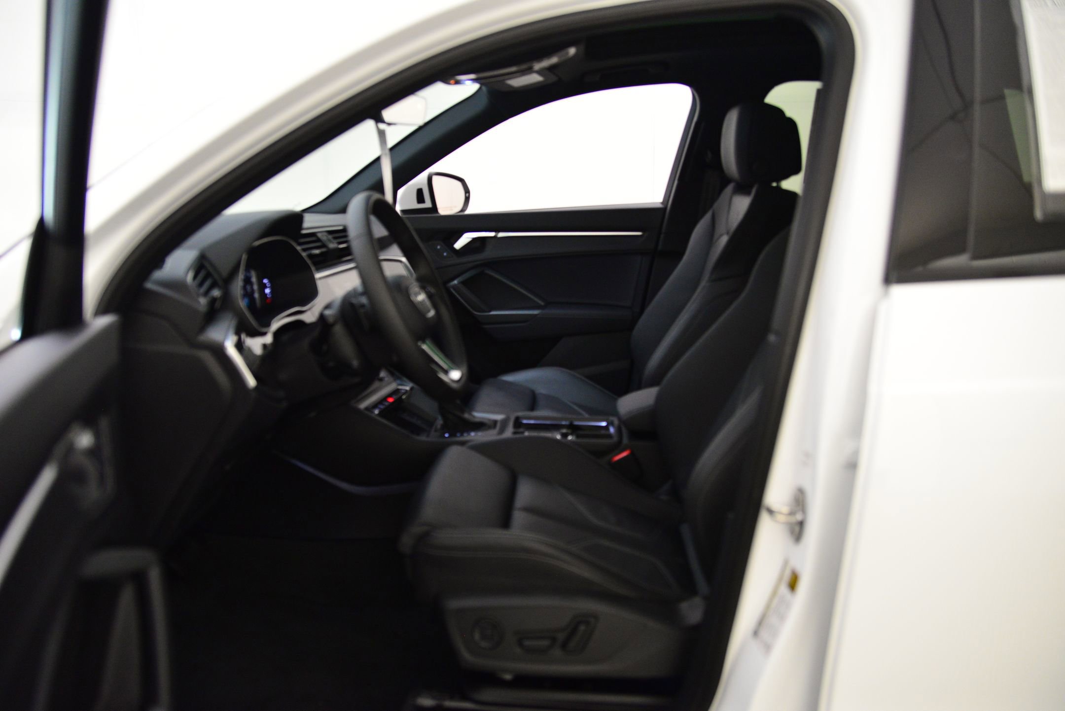 2025 Audi Q3 S line Premium photo 4