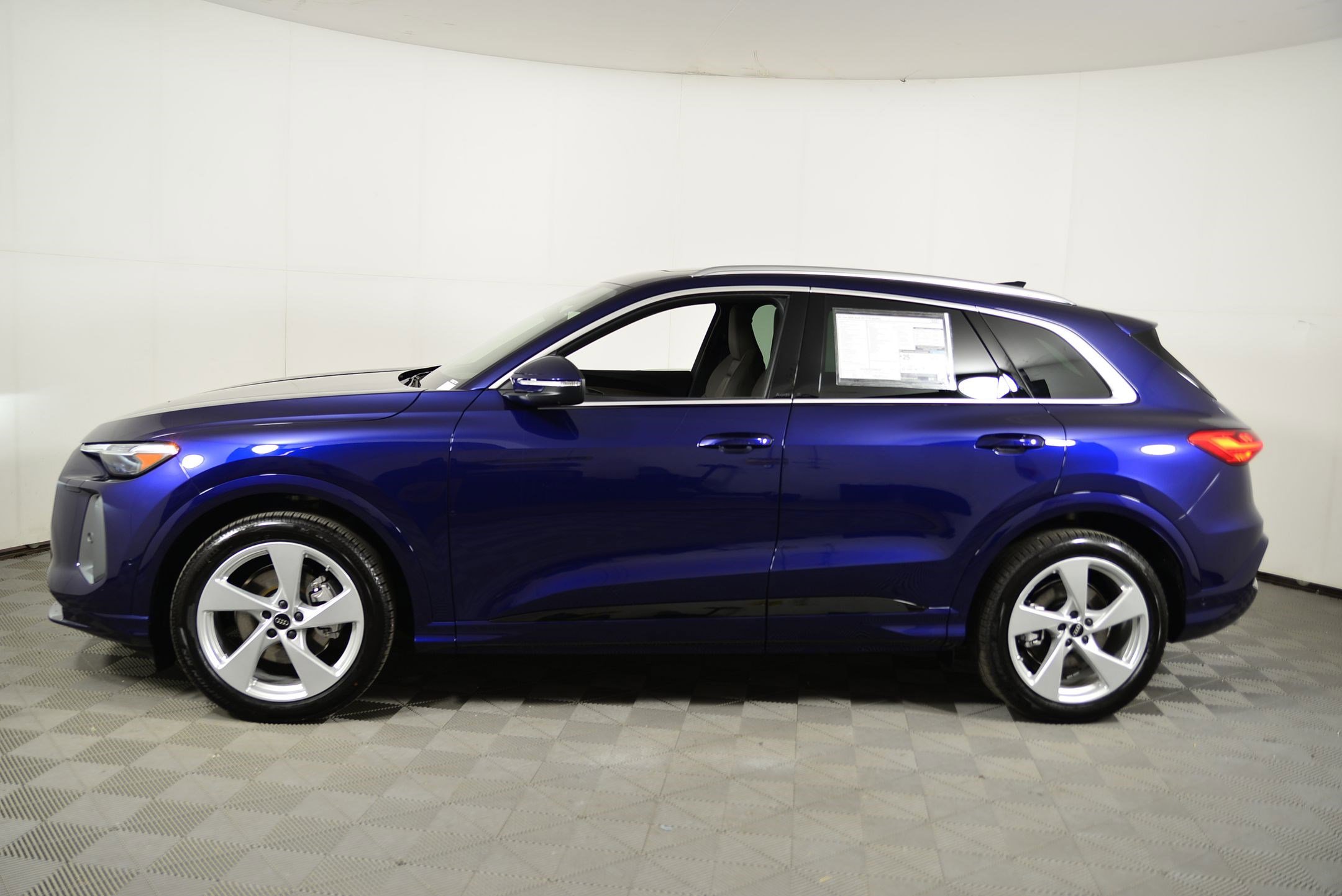 2025 Audi Q5 2.0T Prestige photo 2