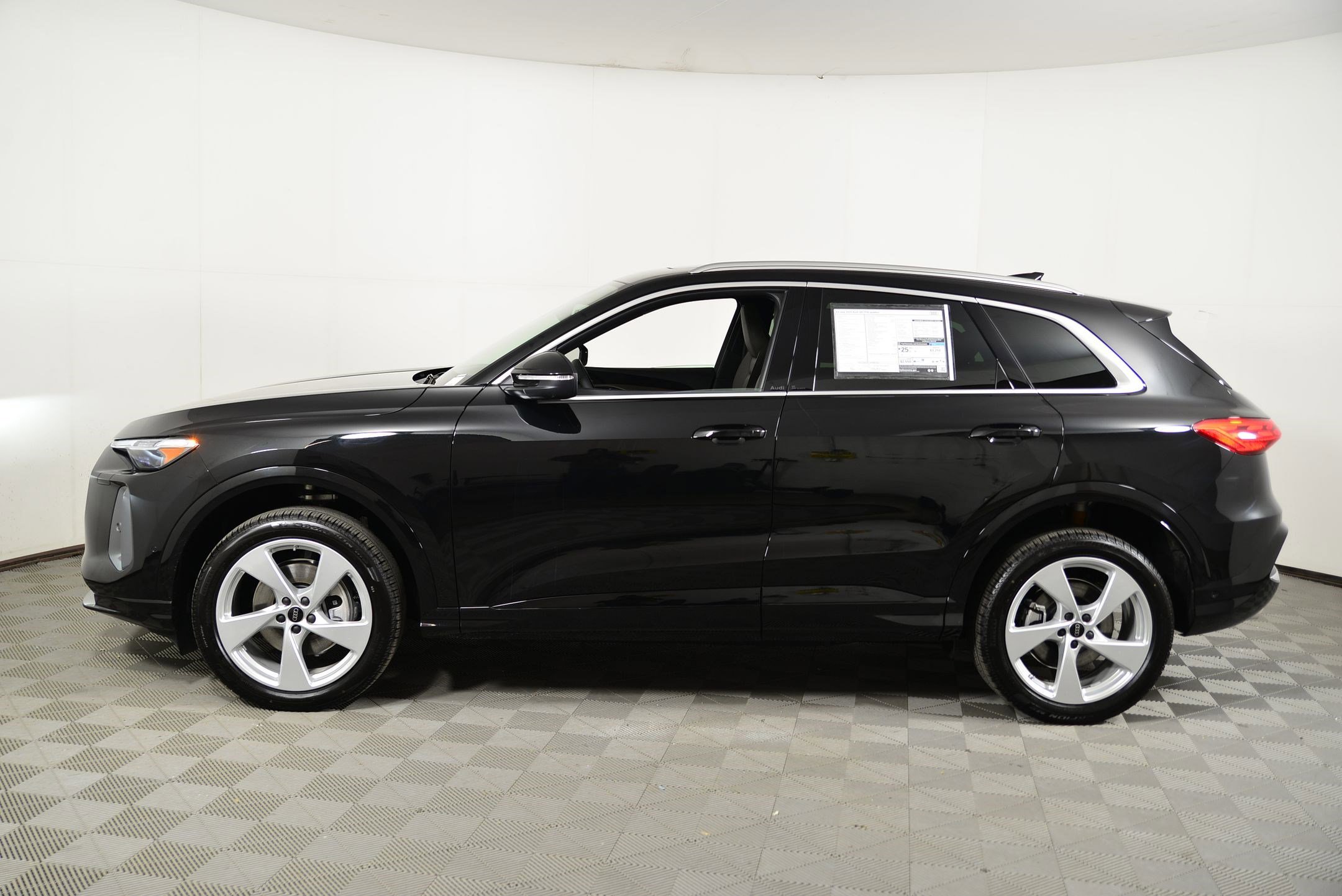 2025 Audi Q5 2.0T Premium Plus photo 2