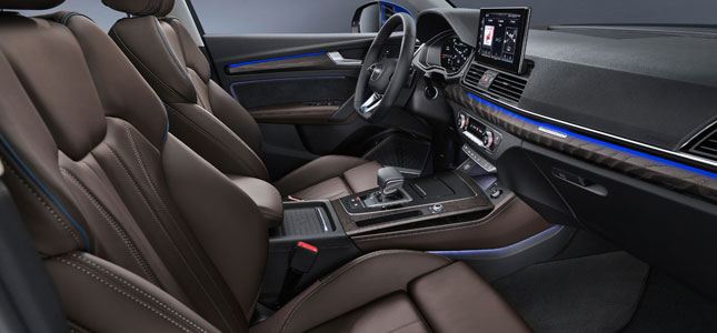 2021 Audi Q5 Sportback Gear Shifter & Cupholders