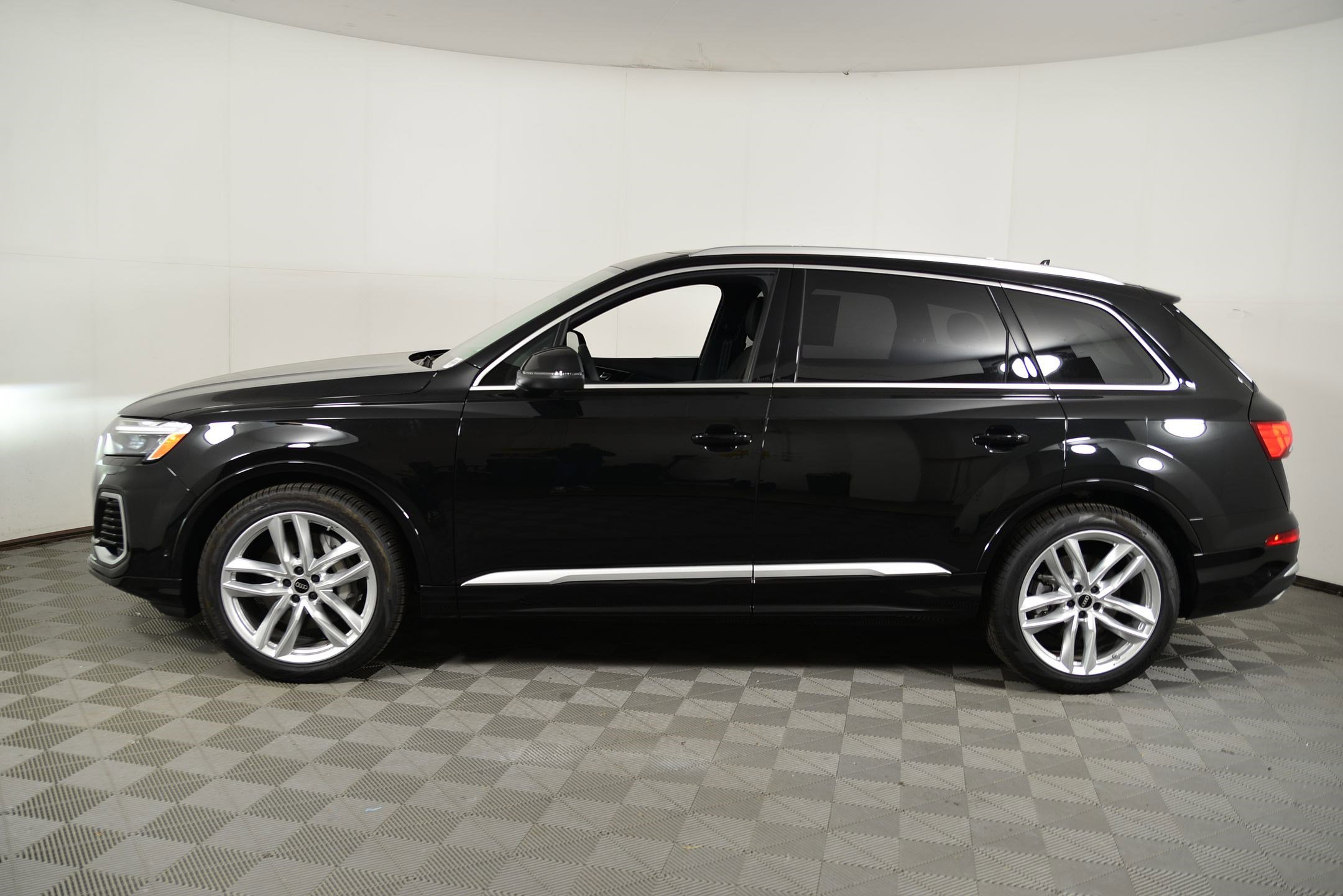 2025 Audi Q7 55 Premium Plus photo 2