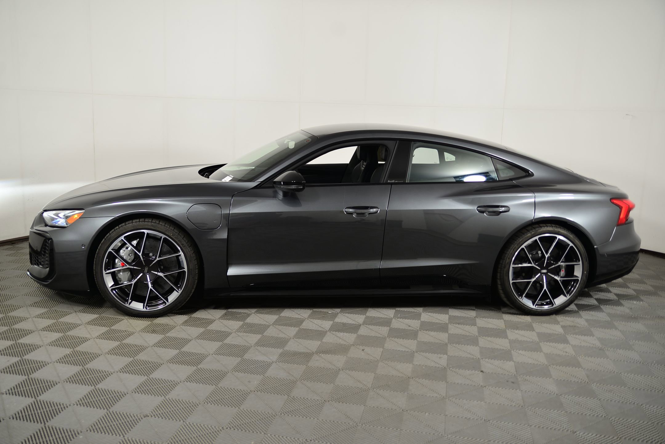 2025 Audi RS e-tron GT Base photo 2