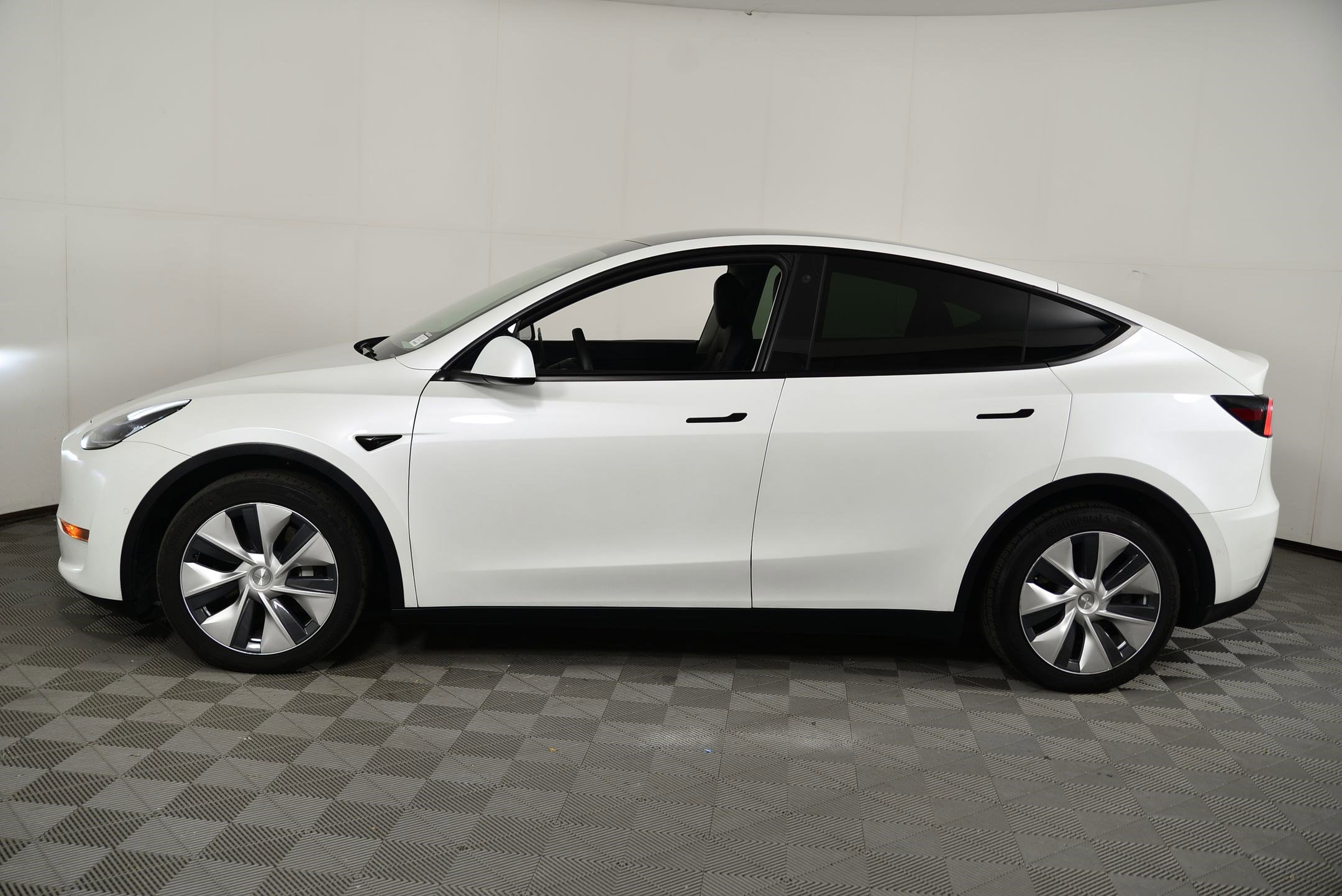 2021 Tesla Model Y Long Range photo 2