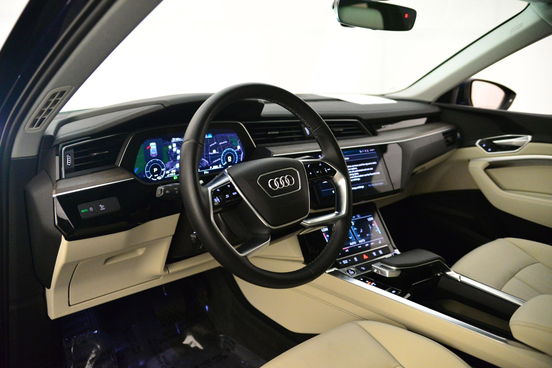 2022 Audi e-tron Premium photo 3