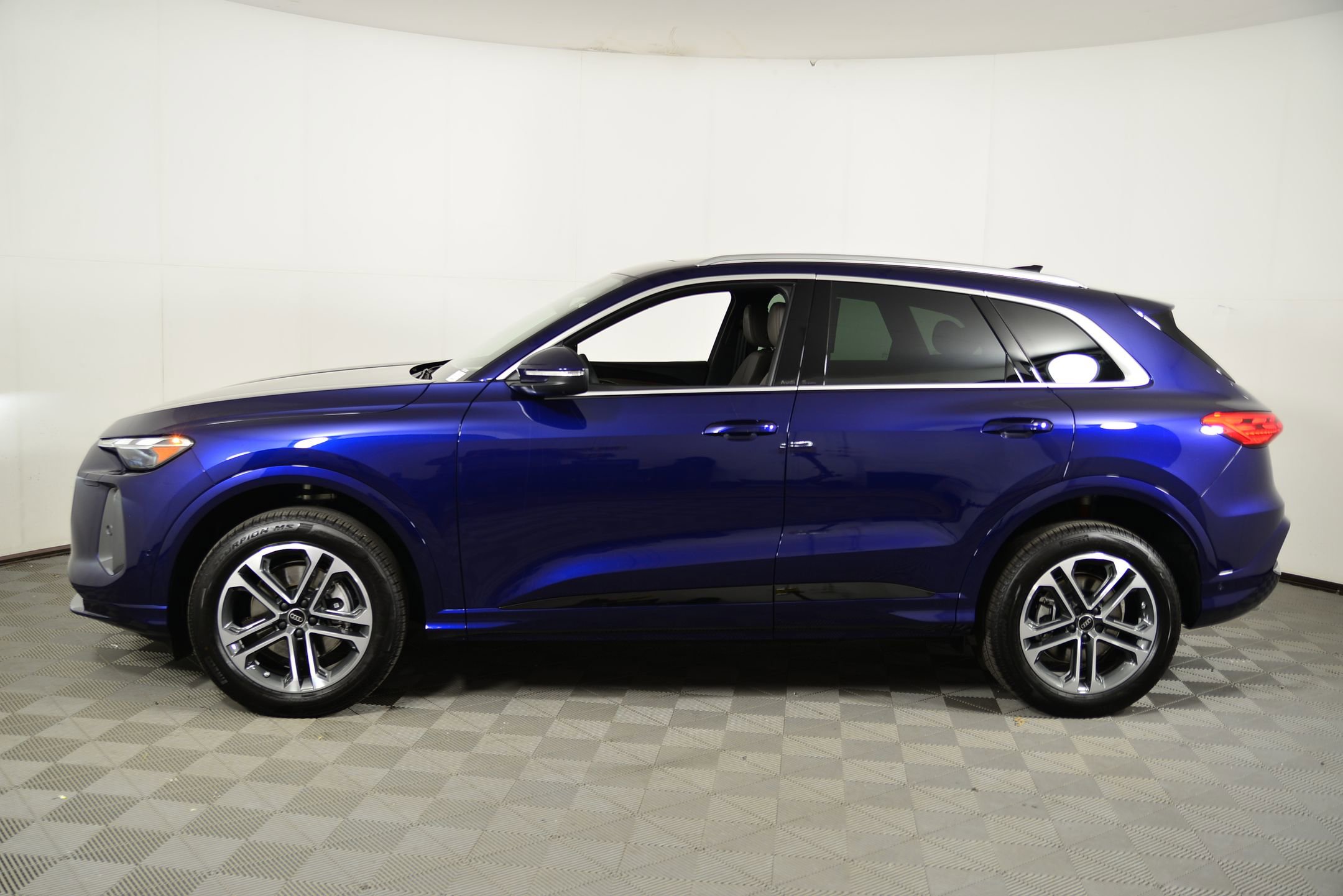 2025 Audi Q5 Premium photo 2
