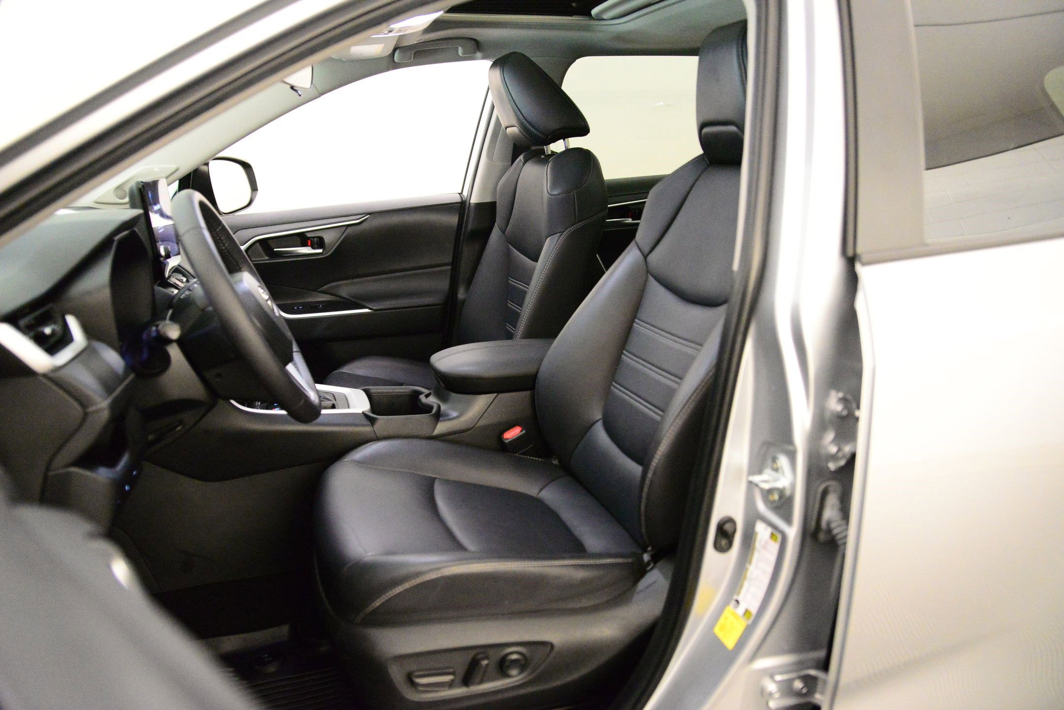 2023 Toyota RAV4 XLE Premium photo 4