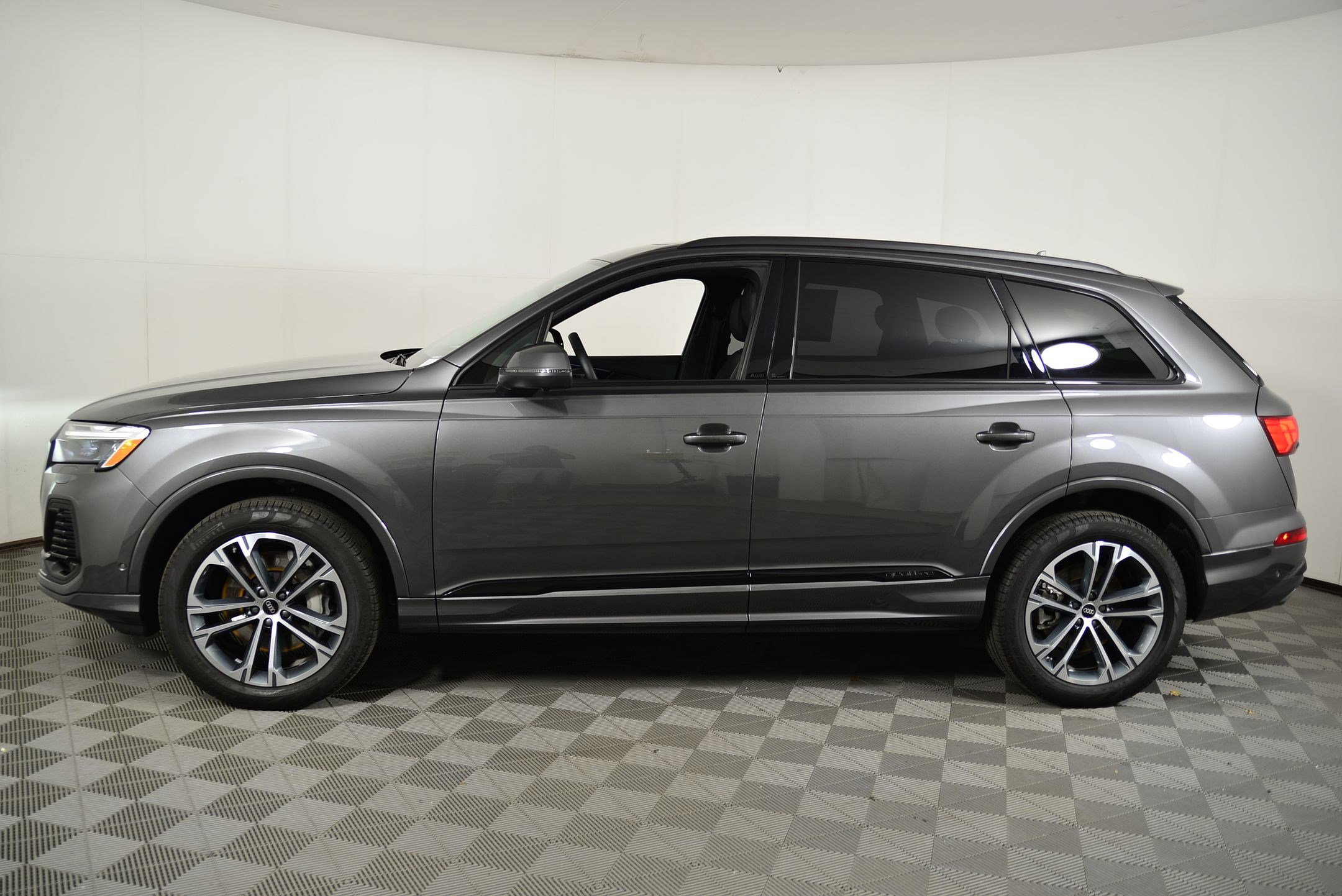 2025 Audi Q7 Premium Plus photo 2