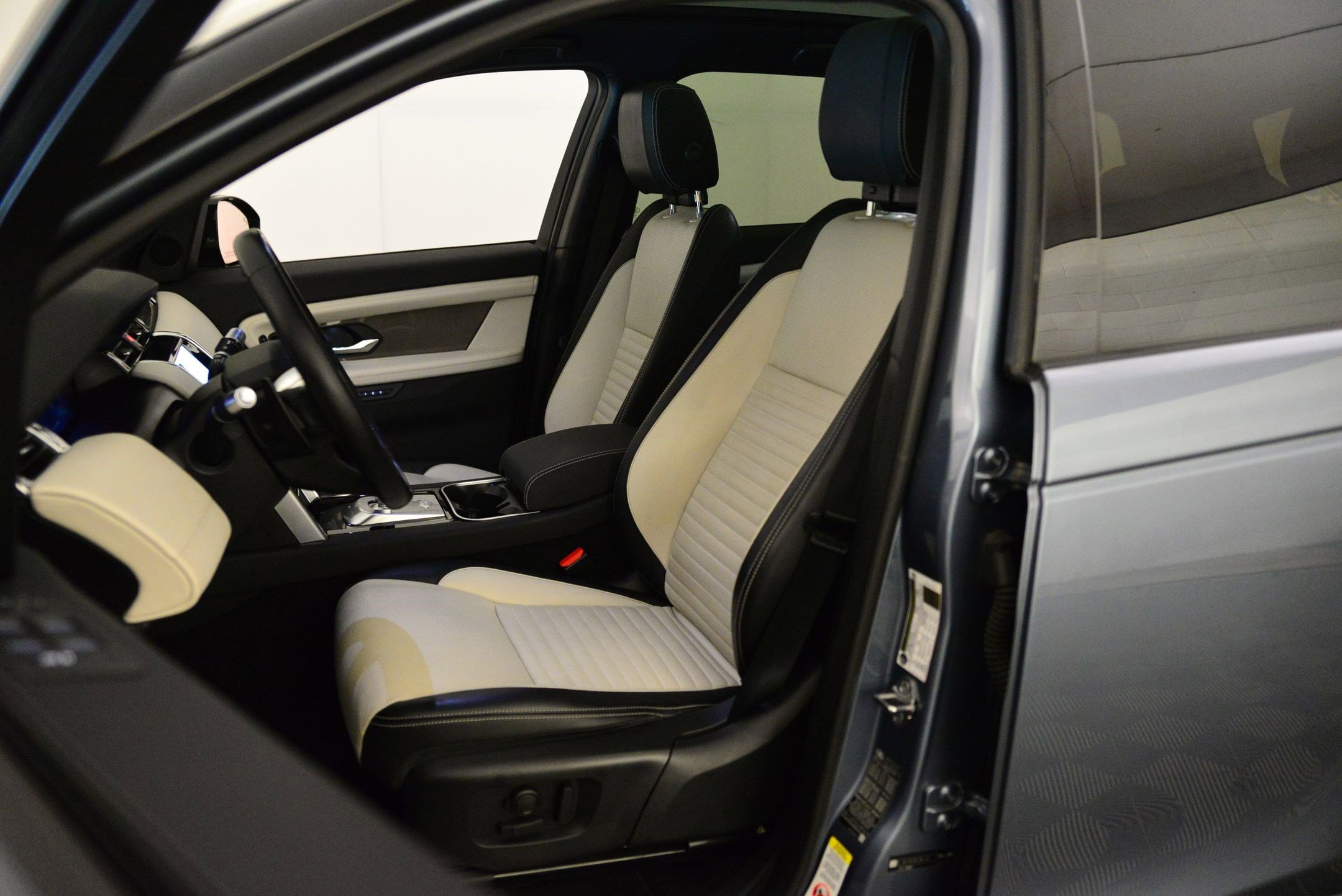 2020 Land Rover Discovery Sport SE R-Dynamic photo 4