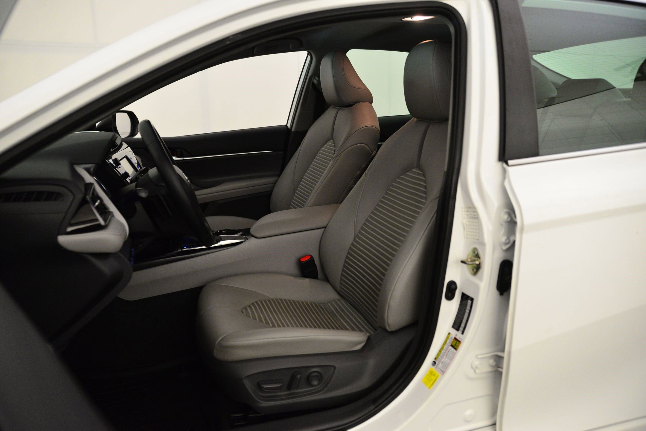 2020 Toyota Camry SE photo 3