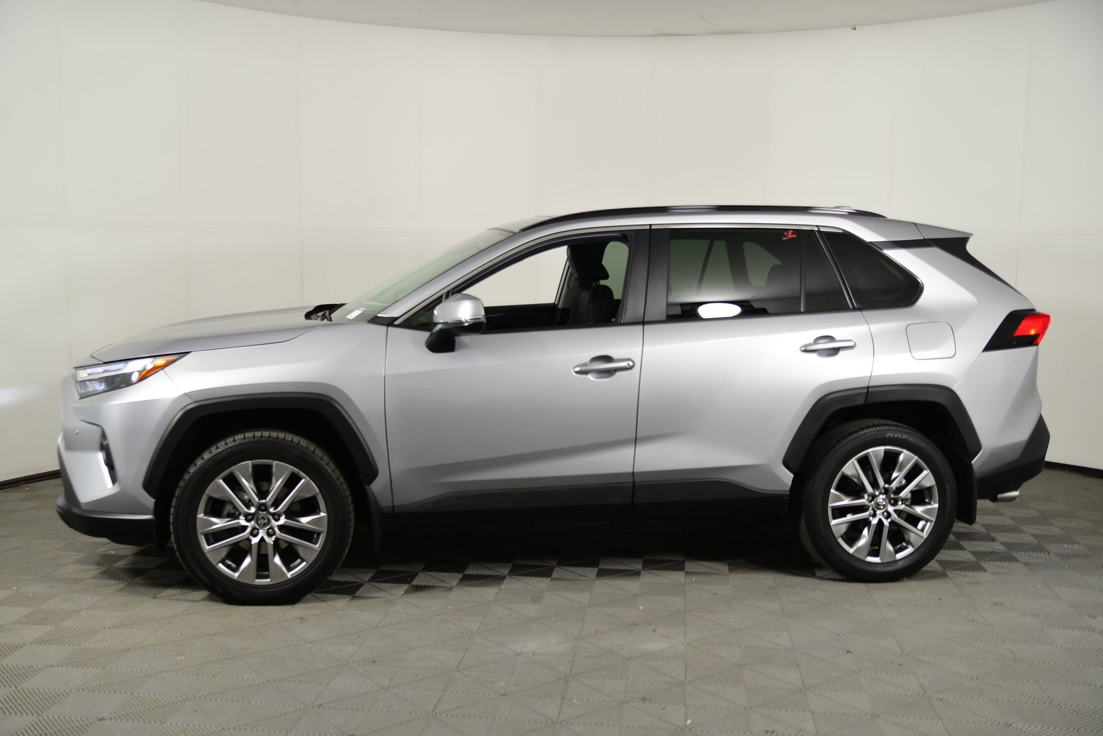 2023 Toyota RAV4 XLE Premium photo 2