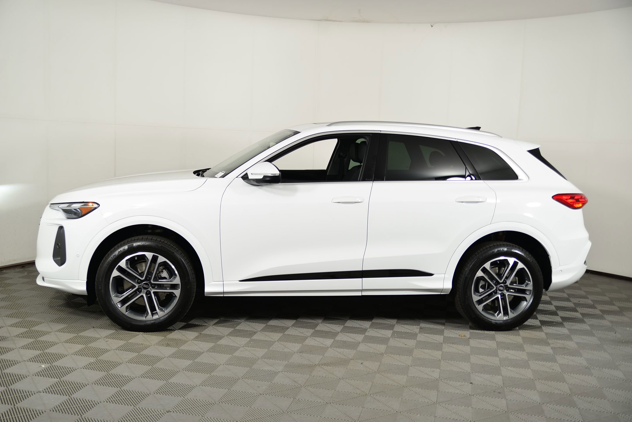 2025 Audi Q5 Premium photo 2