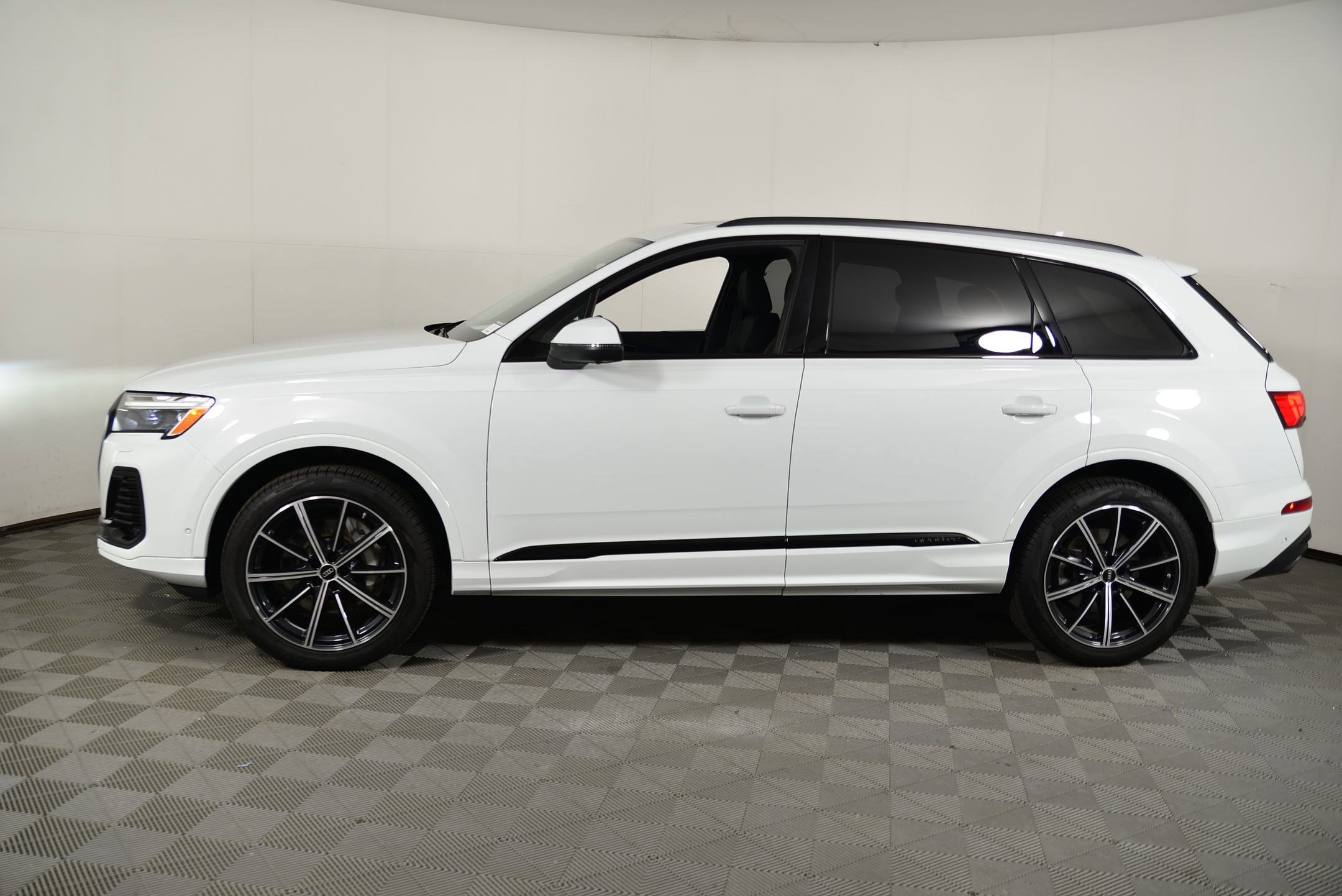 2025 Audi Q7 Premium Plus photo 2