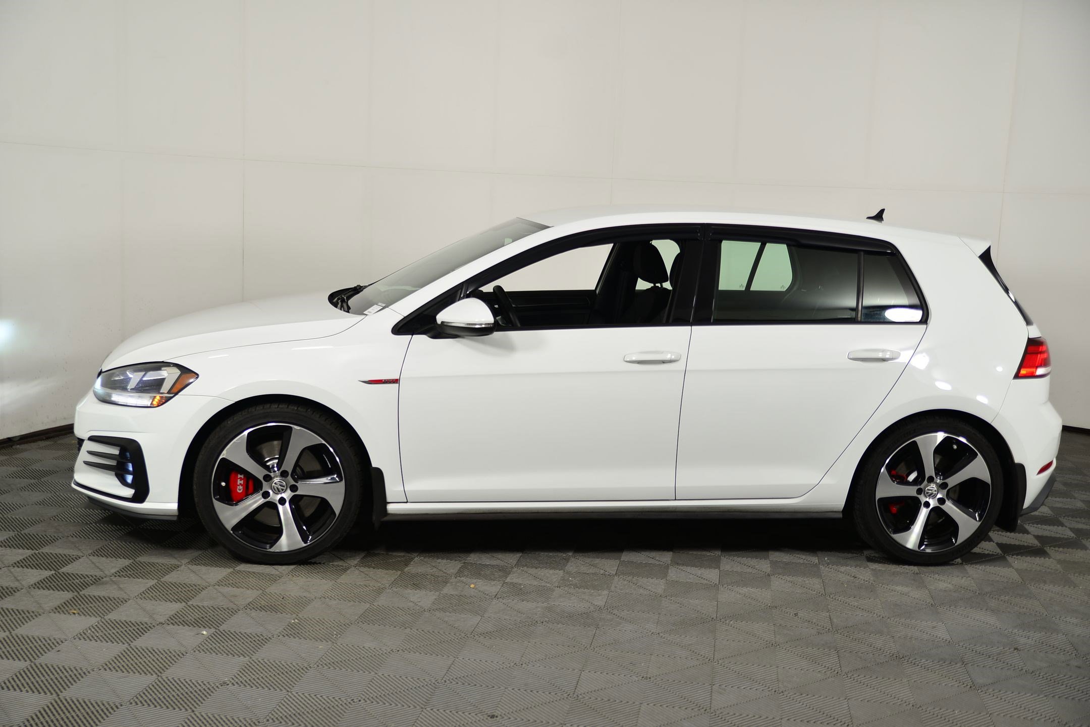2019 Volkswagen Golf GTI S photo 2