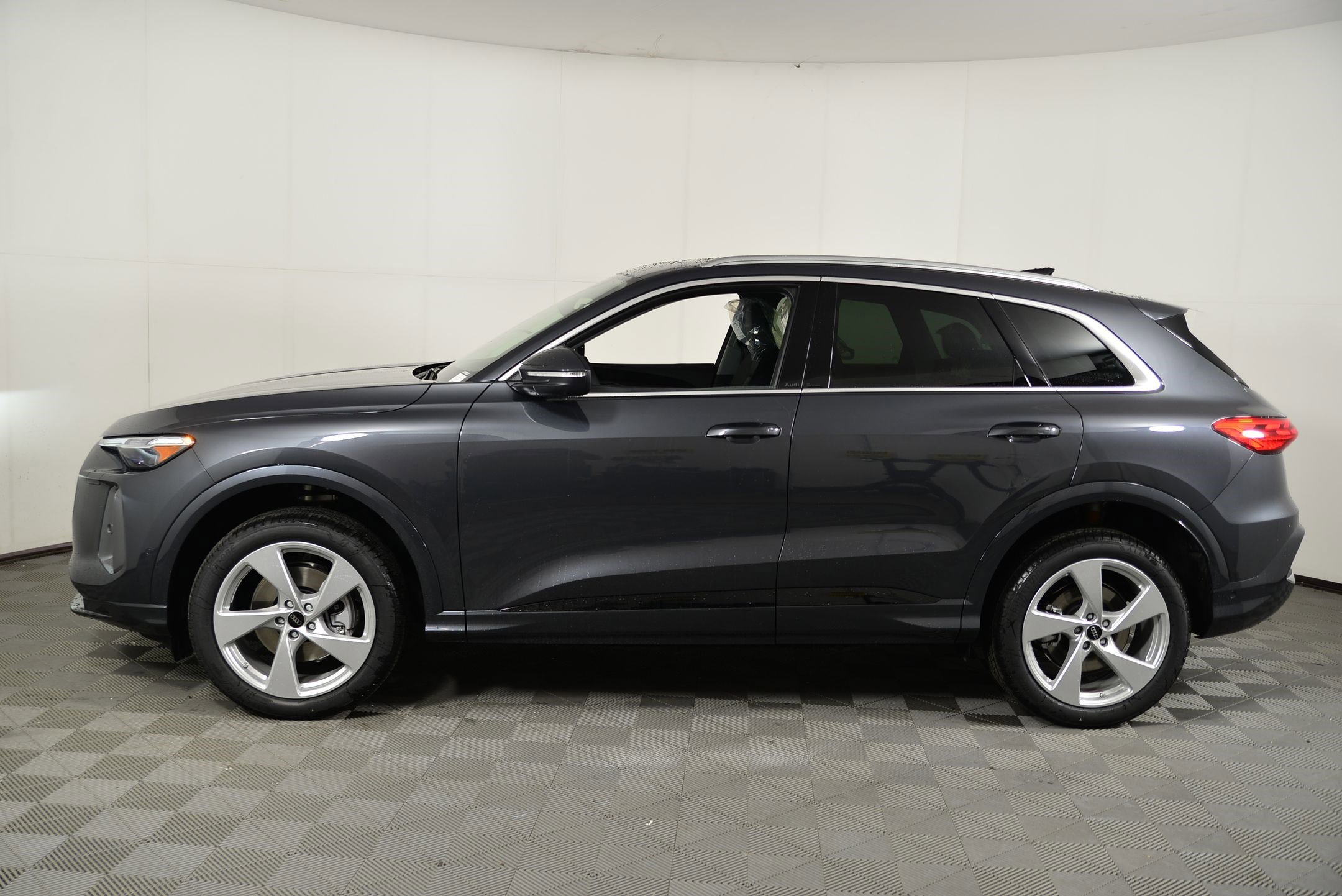2025 Audi Q5 2.0T Premium Plus photo 2