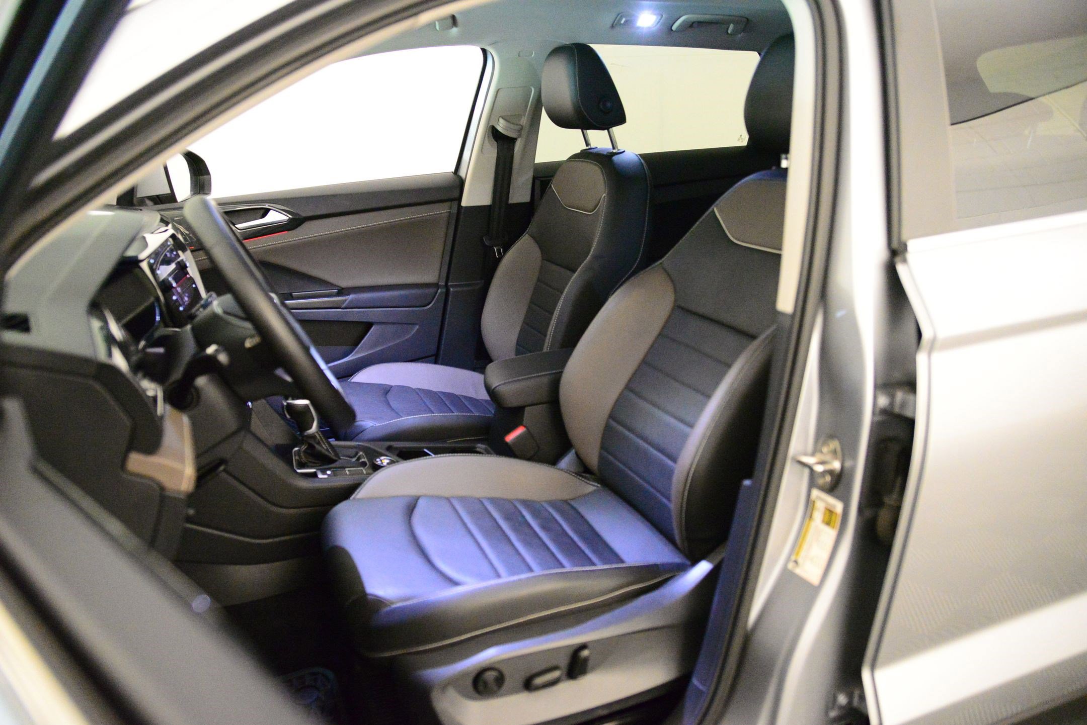 2023 Volkswagen Taos SEL photo 4