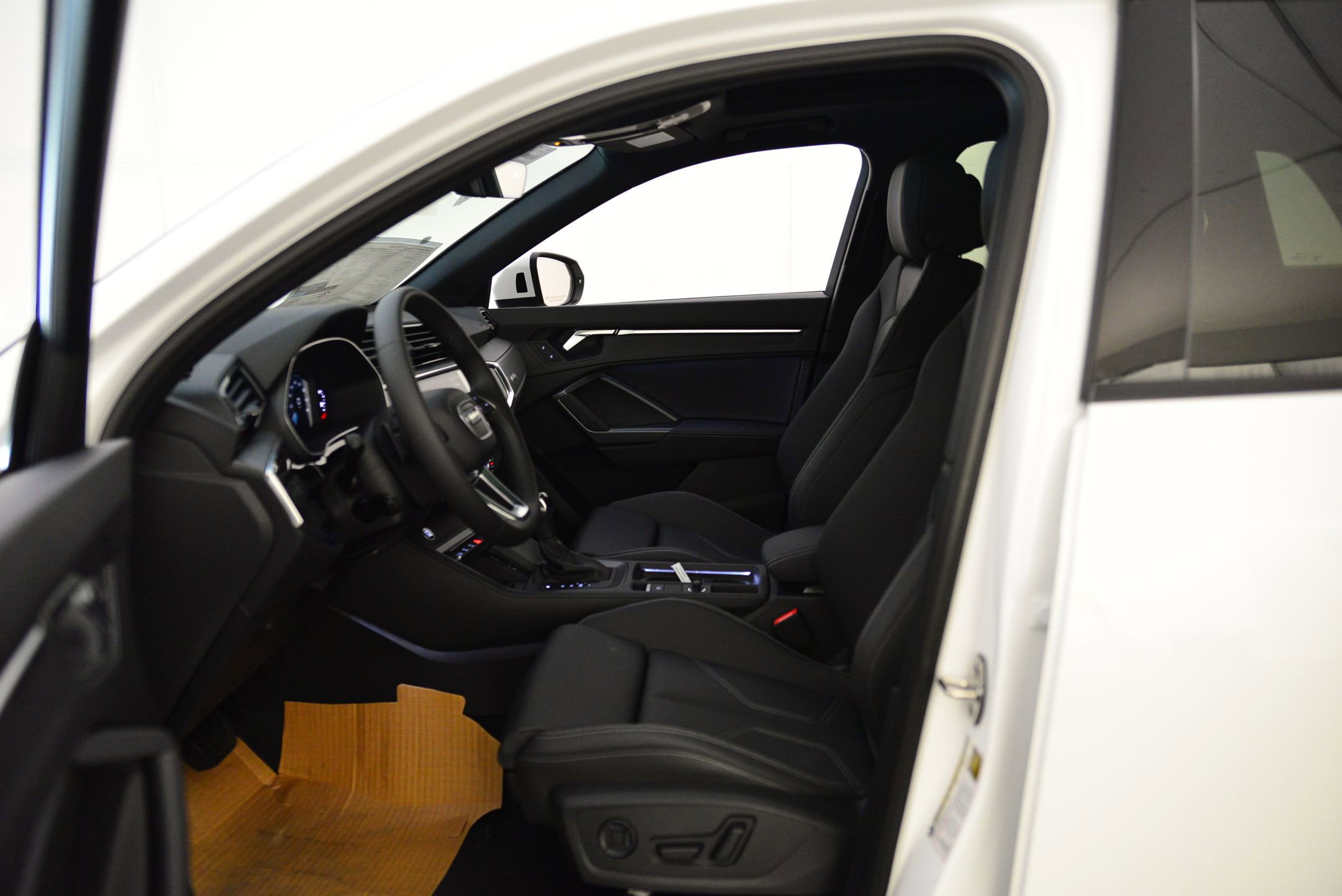 2025 Audi Q3 S line Premium photo 4
