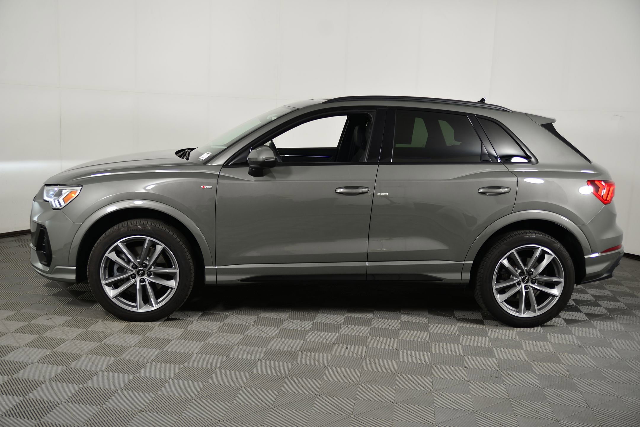 2023 Audi Q3 S line Premium Plus photo 2
