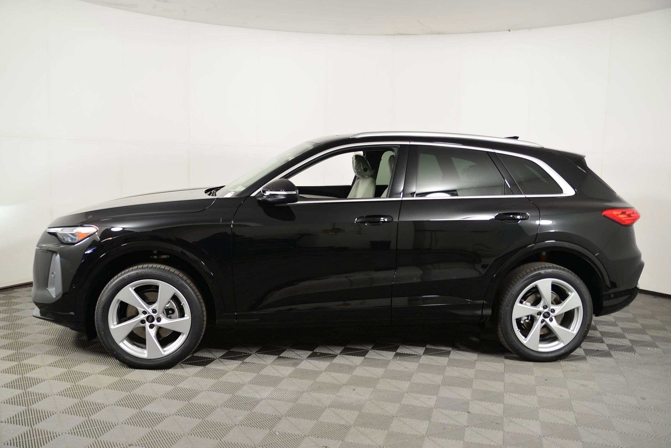 2025 Audi Q5 2.0T Premium Plus photo 2
