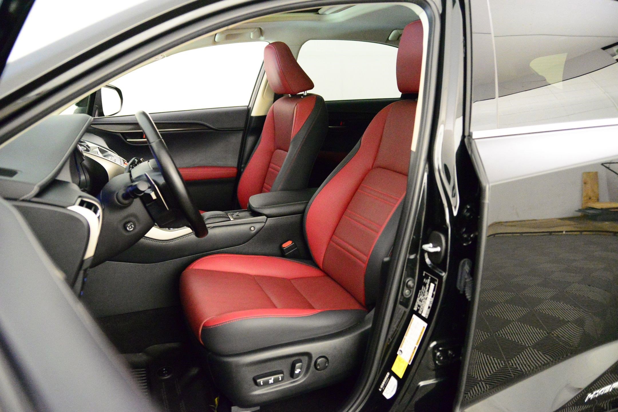 2021 Lexus NX 300h photo 4