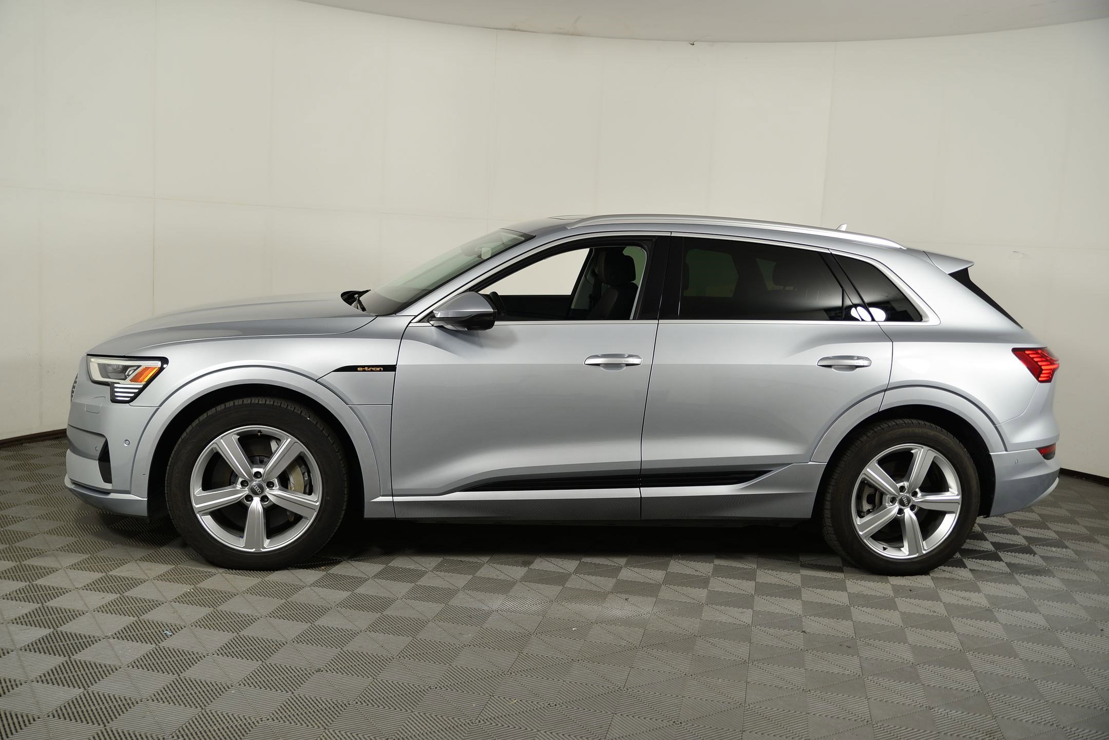 2019 Audi e-tron Premium Plus photo 2