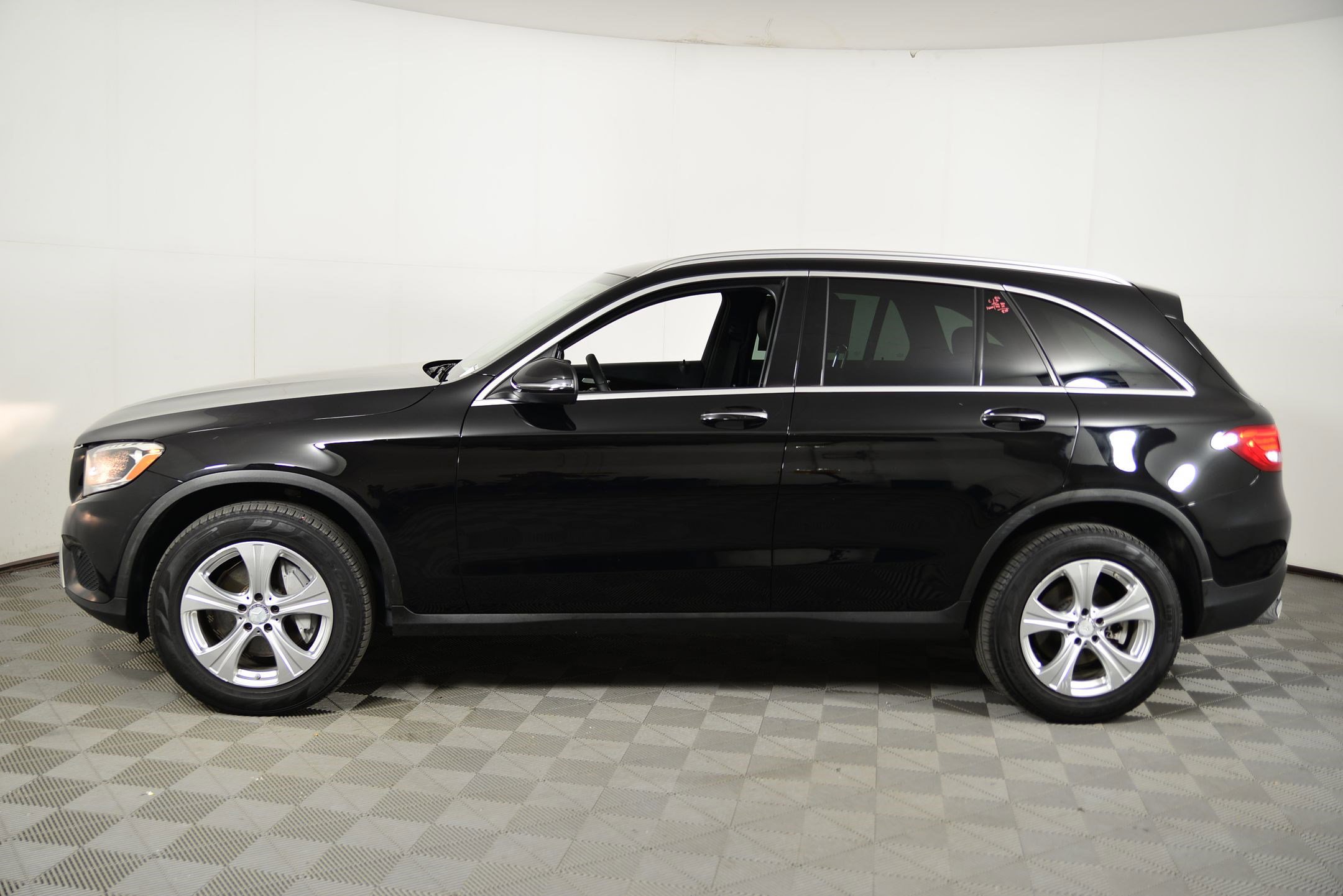 2016 Mercedes Benz GLC 300 photo 2
