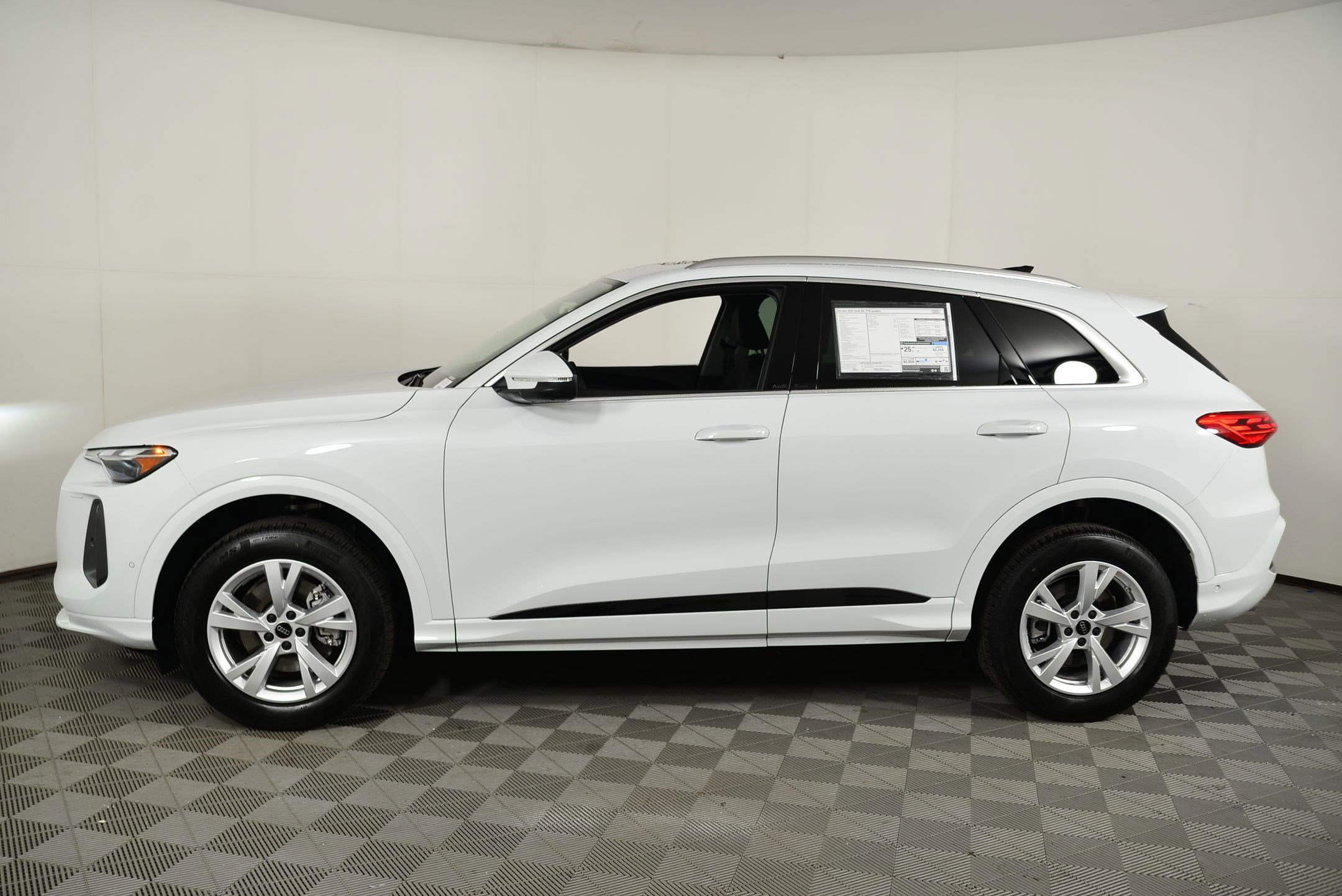 2025 Audi Q5 Premium photo 2