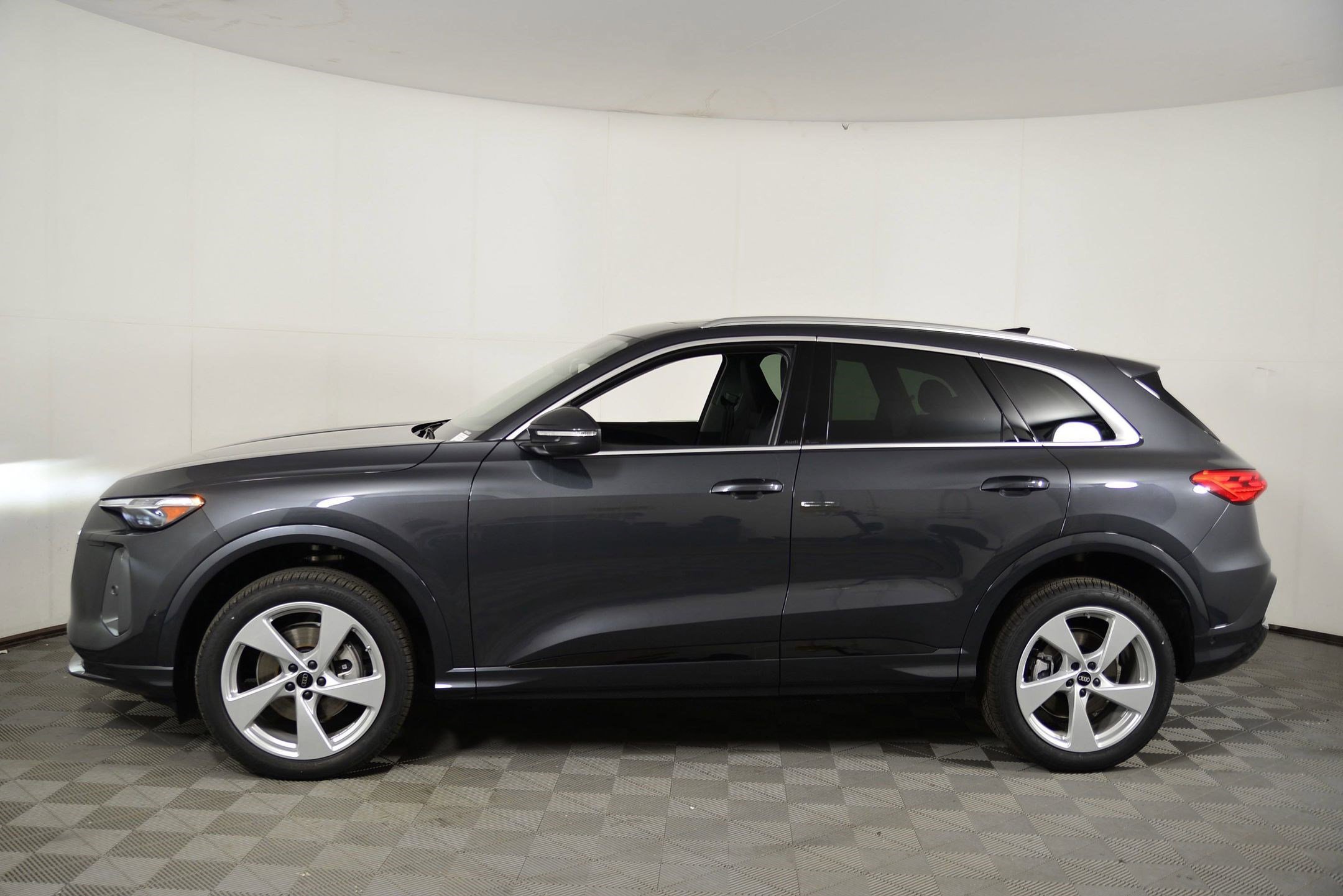 2025 Audi Q5 2.0T Premium Plus photo 2