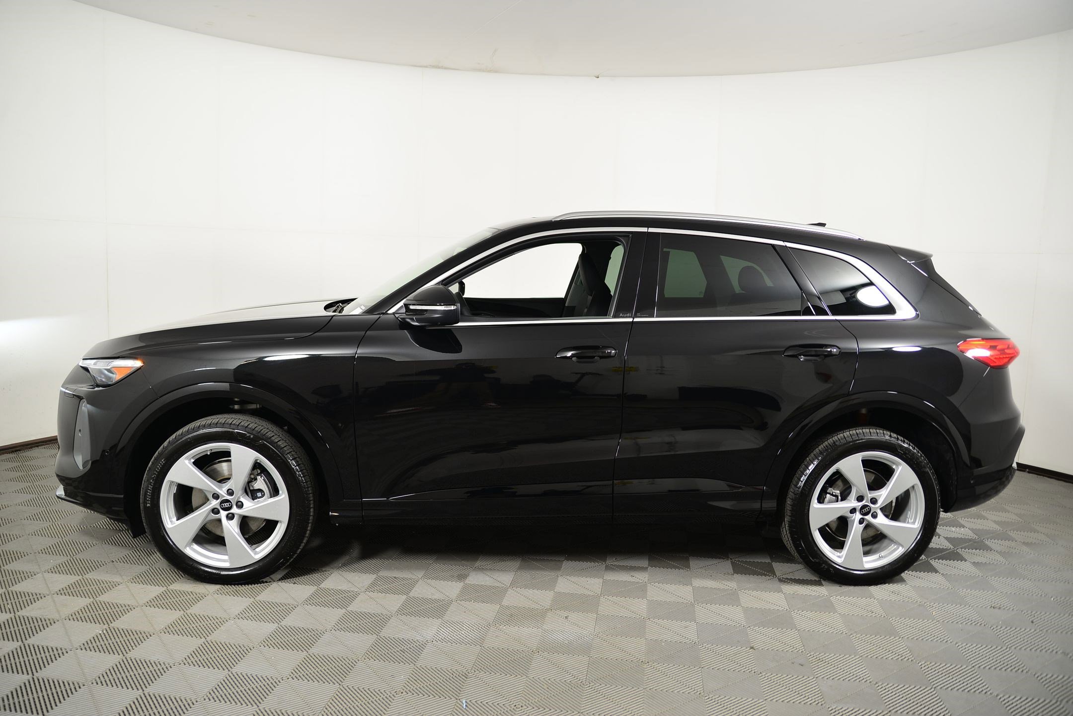 2025 Audi Q5 2.0T Premium Plus photo 2