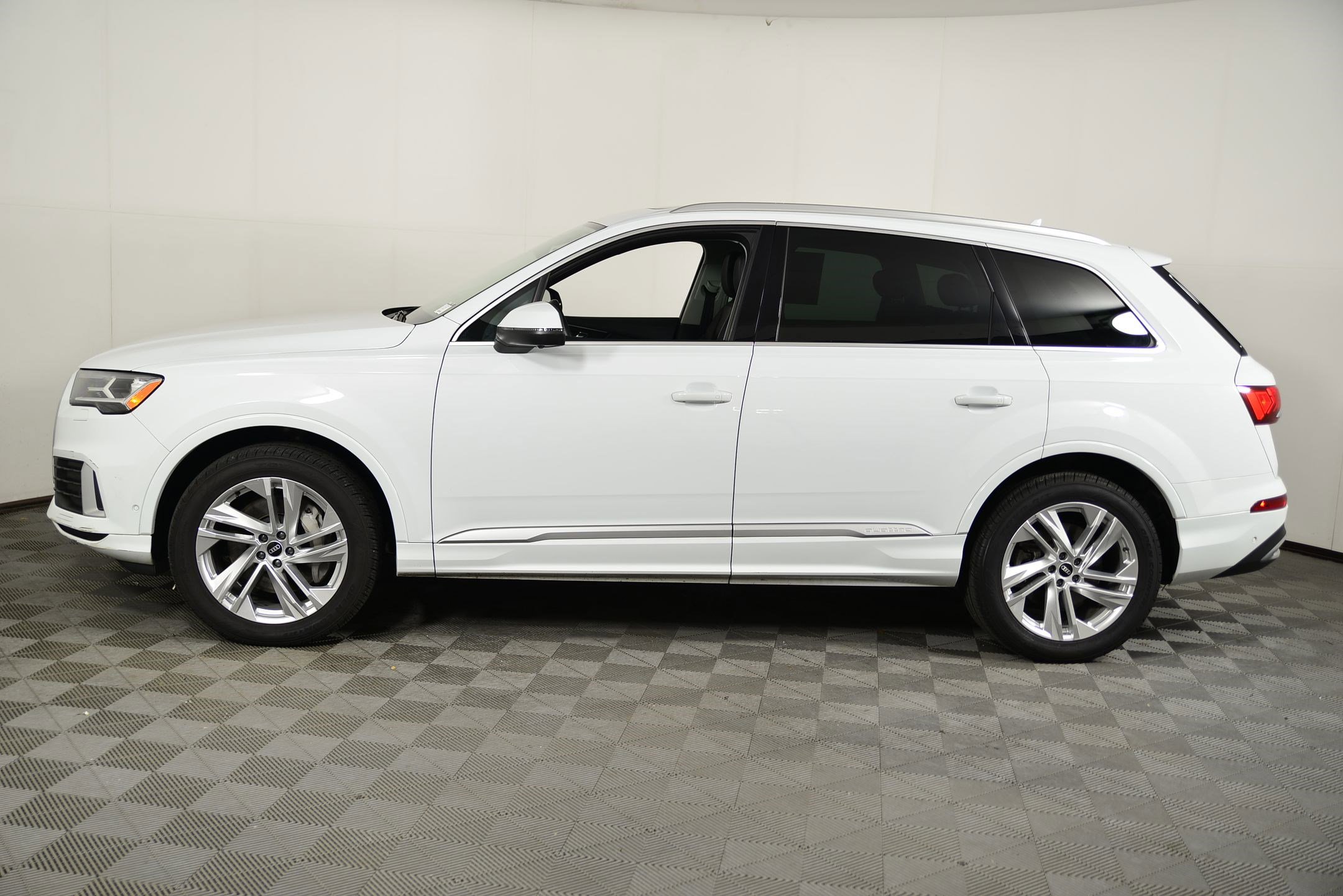 2021 Audi Q7 Premium photo 2
