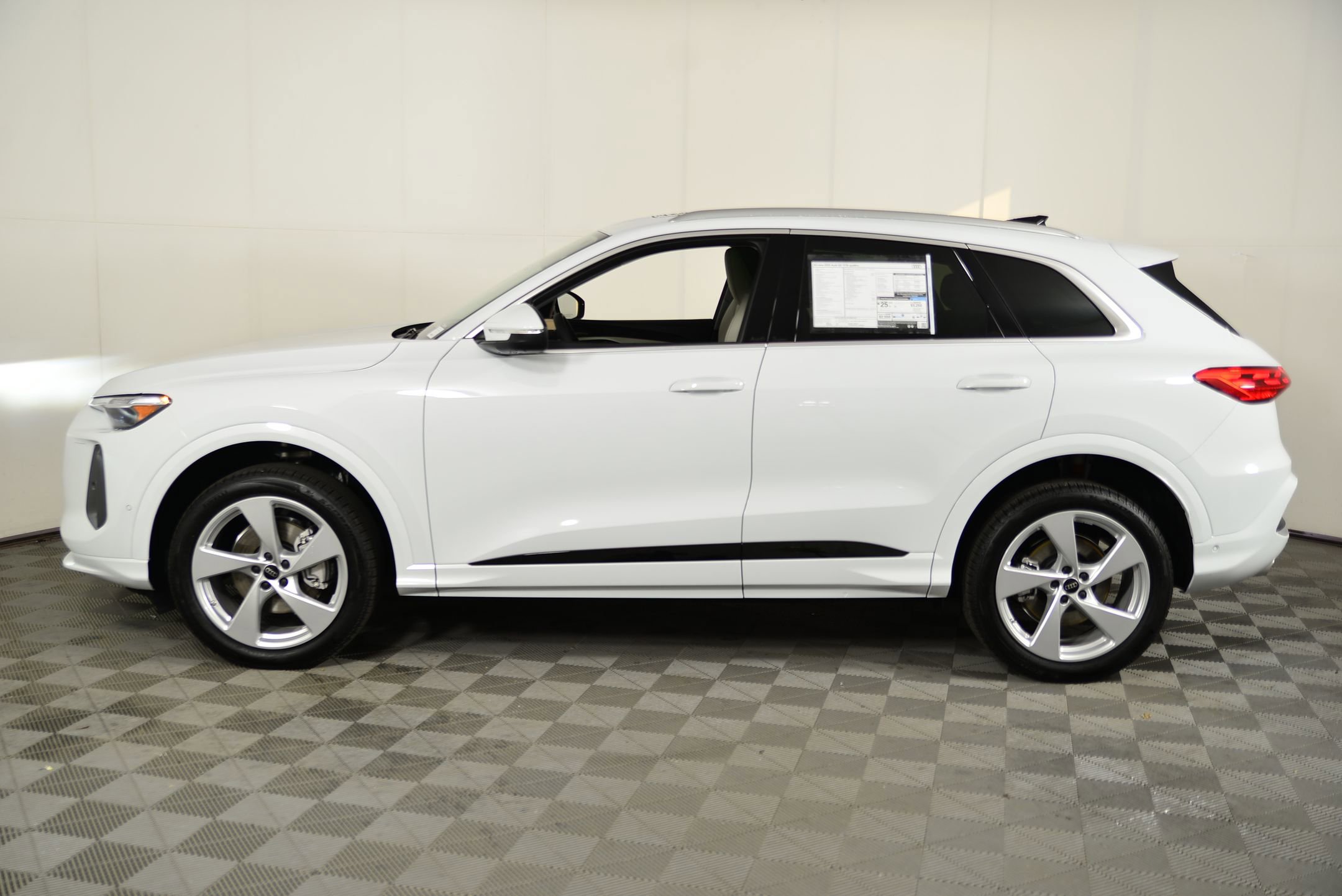 2025 Audi Q5 2.0T Premium Plus photo 2