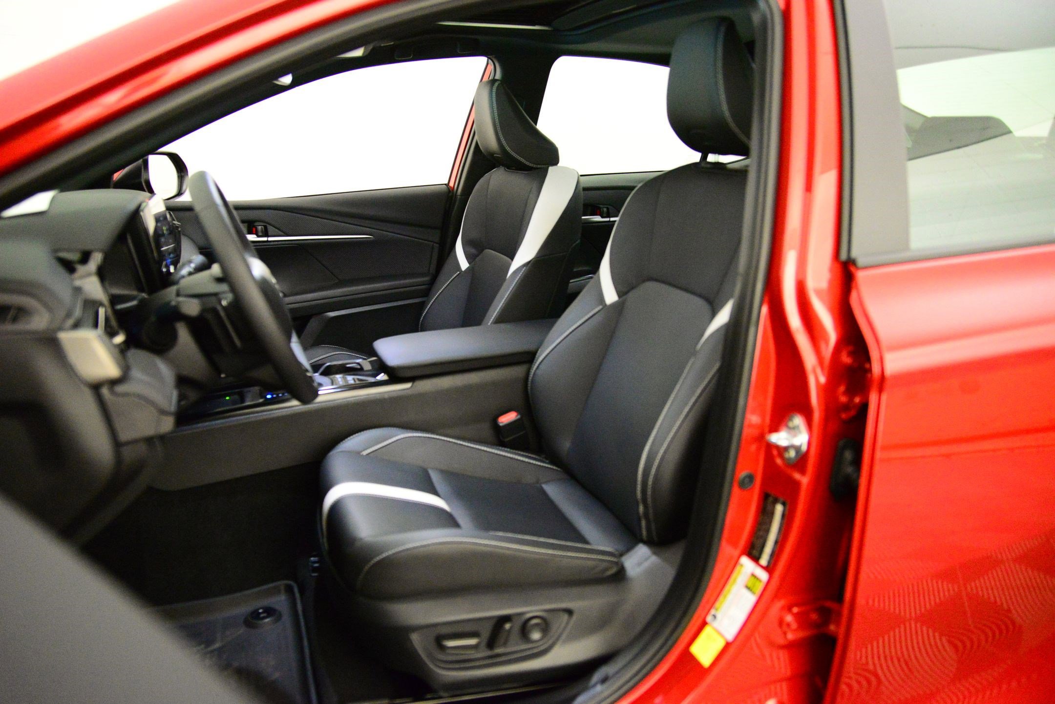 2025 Toyota Camry SE photo 4