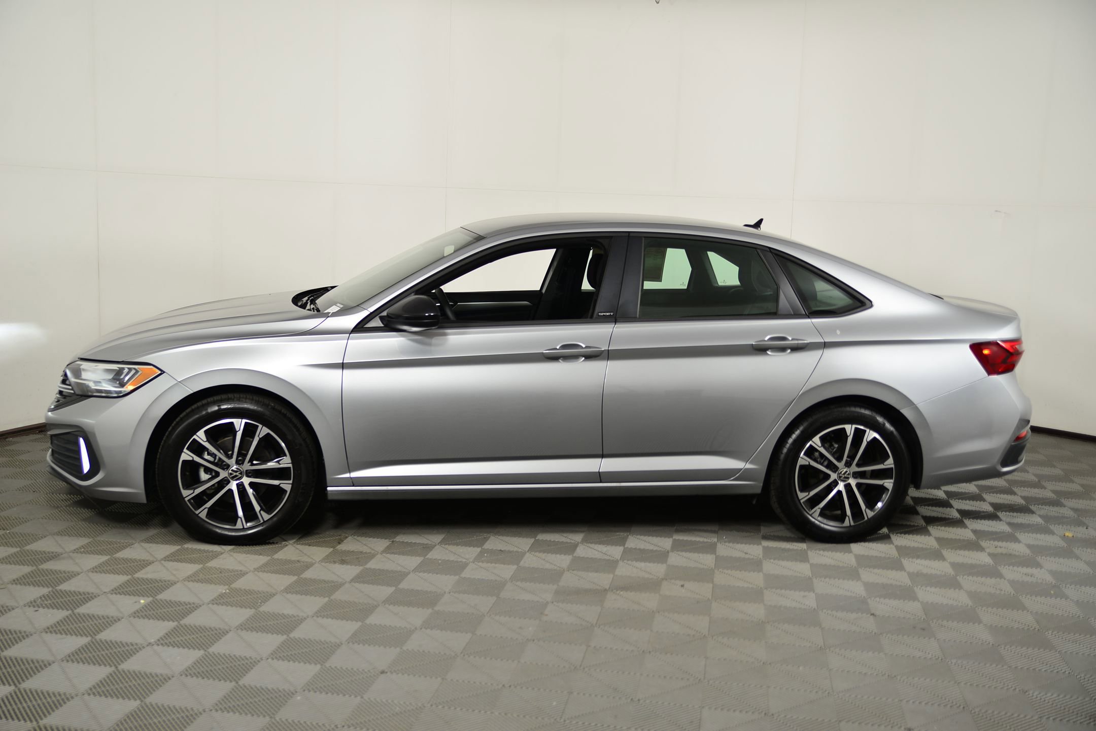 2023 Volkswagen Jetta Sport photo 2