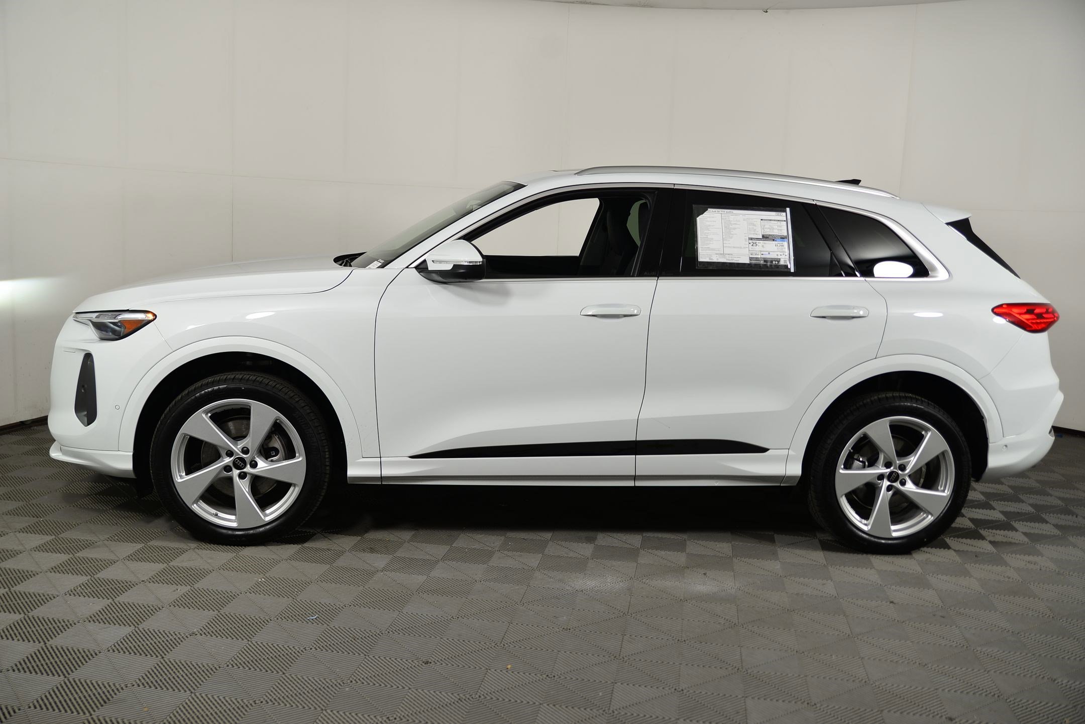 2025 Audi Q5 2.0T Premium Plus photo 2