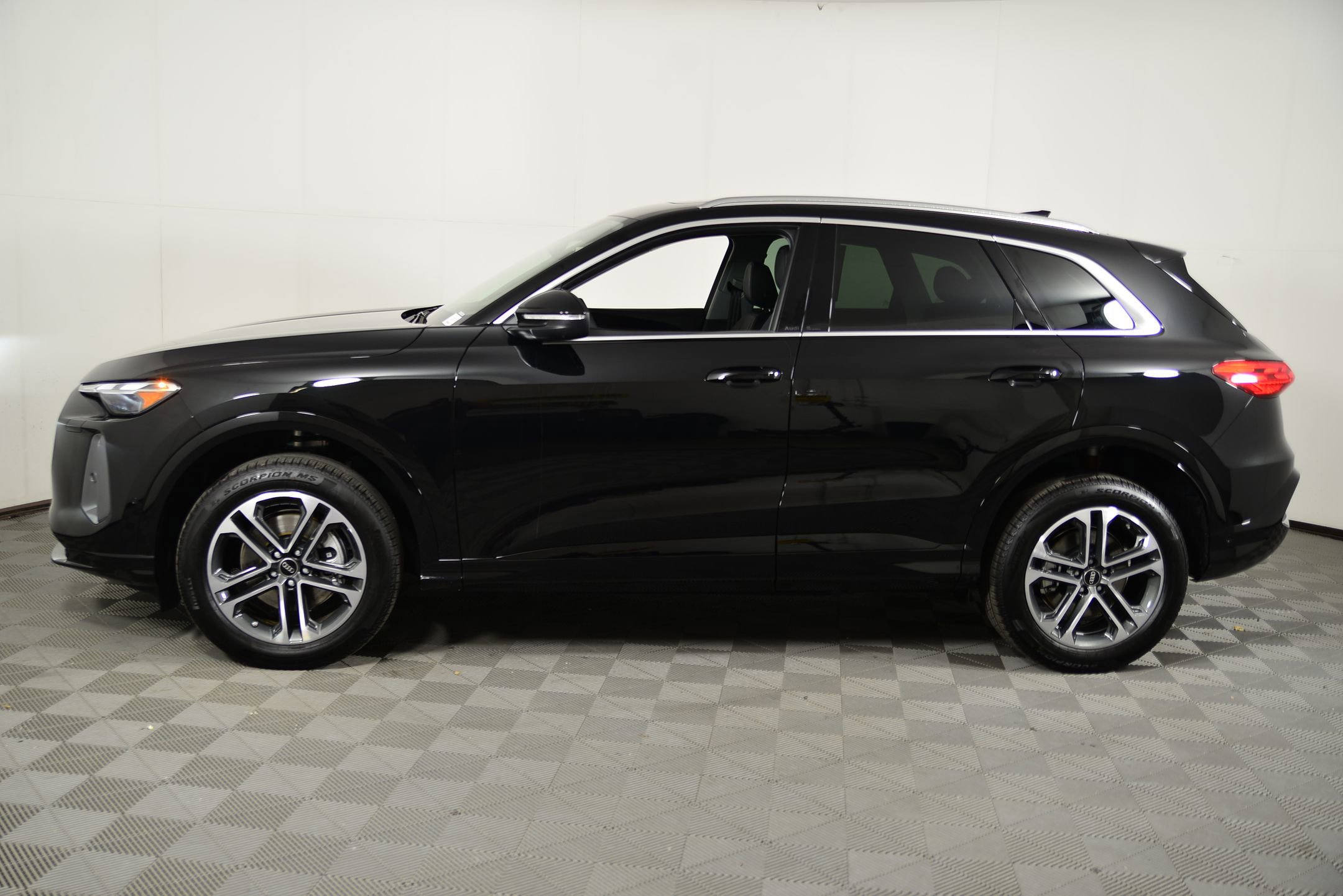 2025 Audi Q5 Premium photo 2