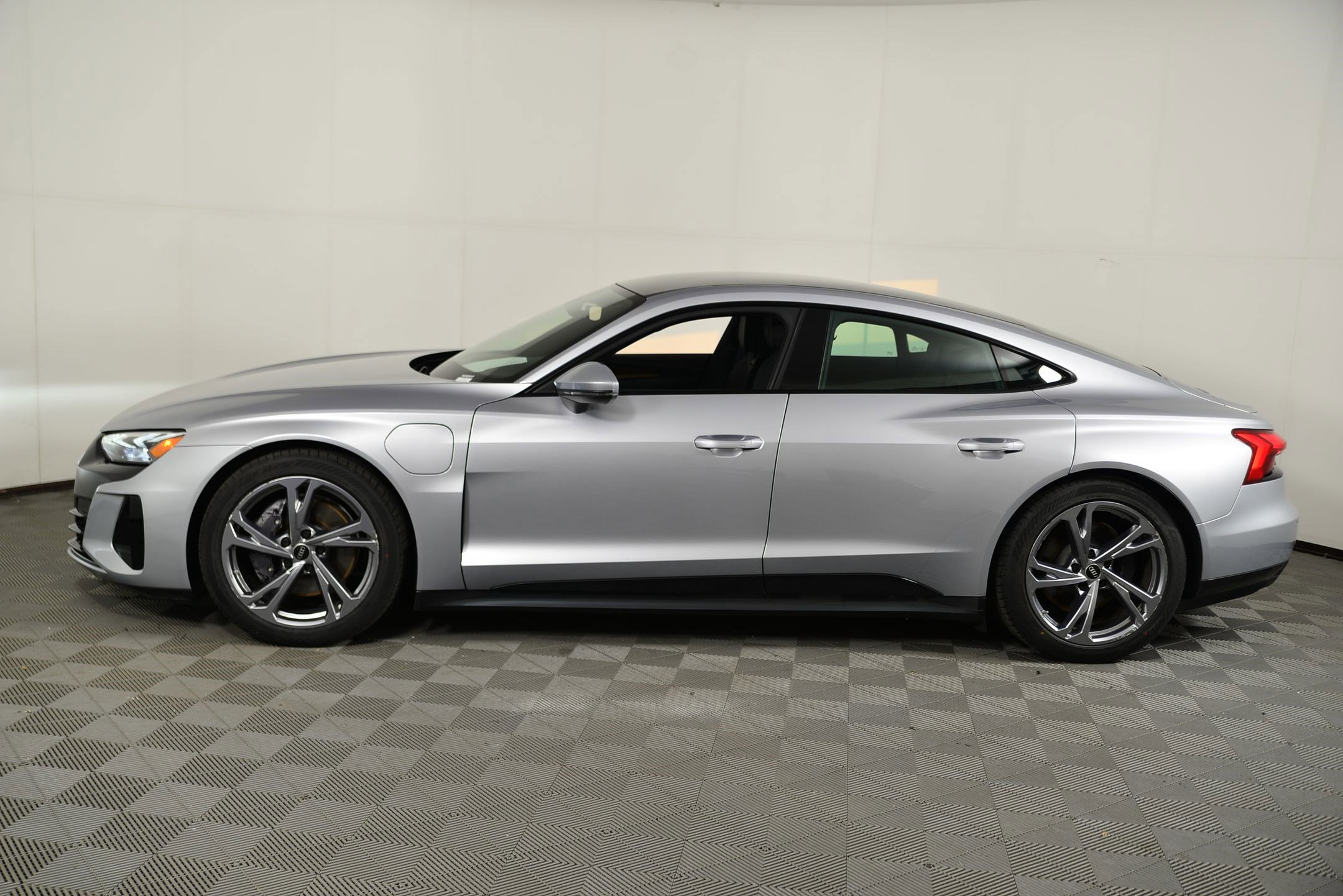 2022 Audi e-tron GT Premium Plus photo 2