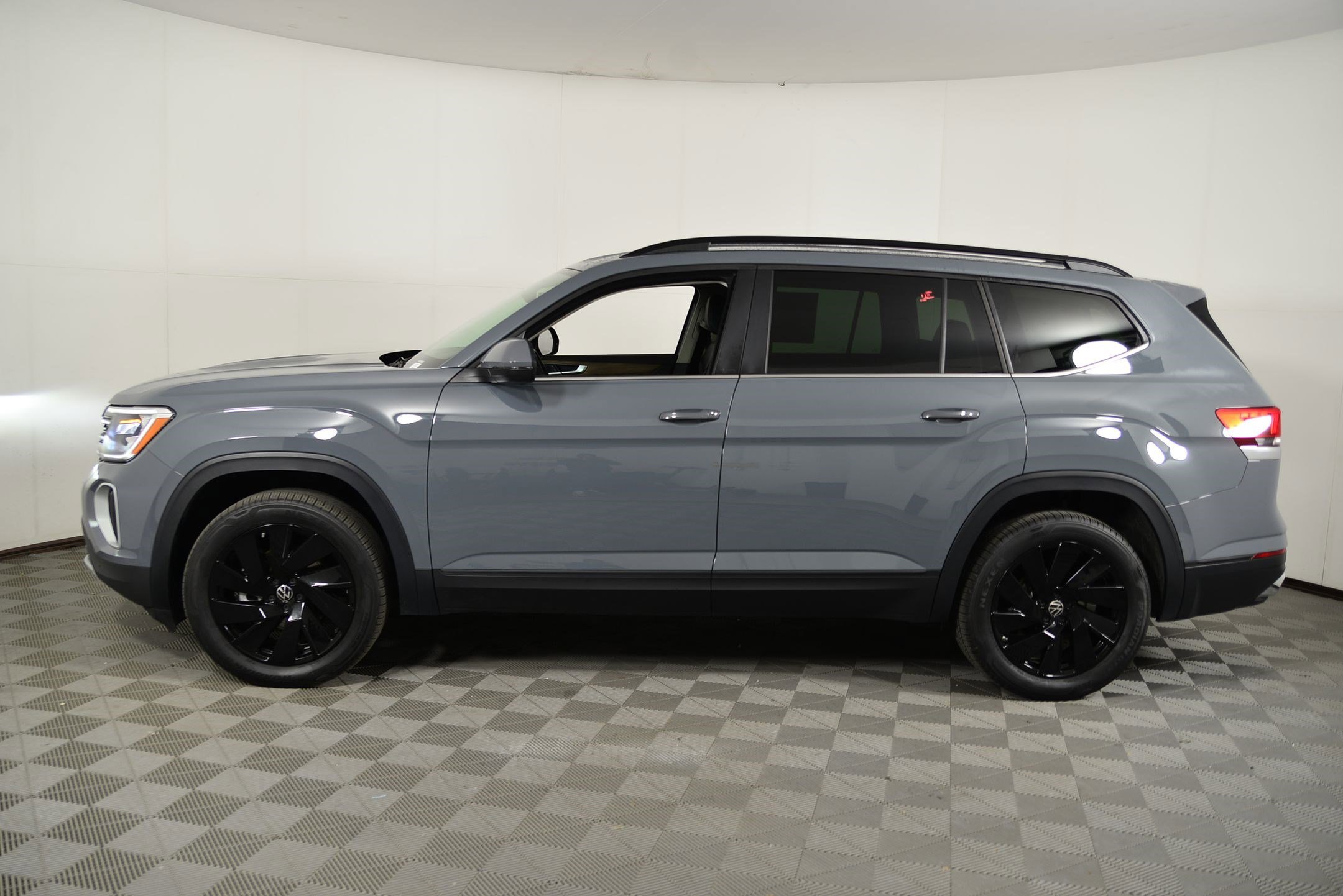 2025 Volkswagen Atlas SE Technology photo 2