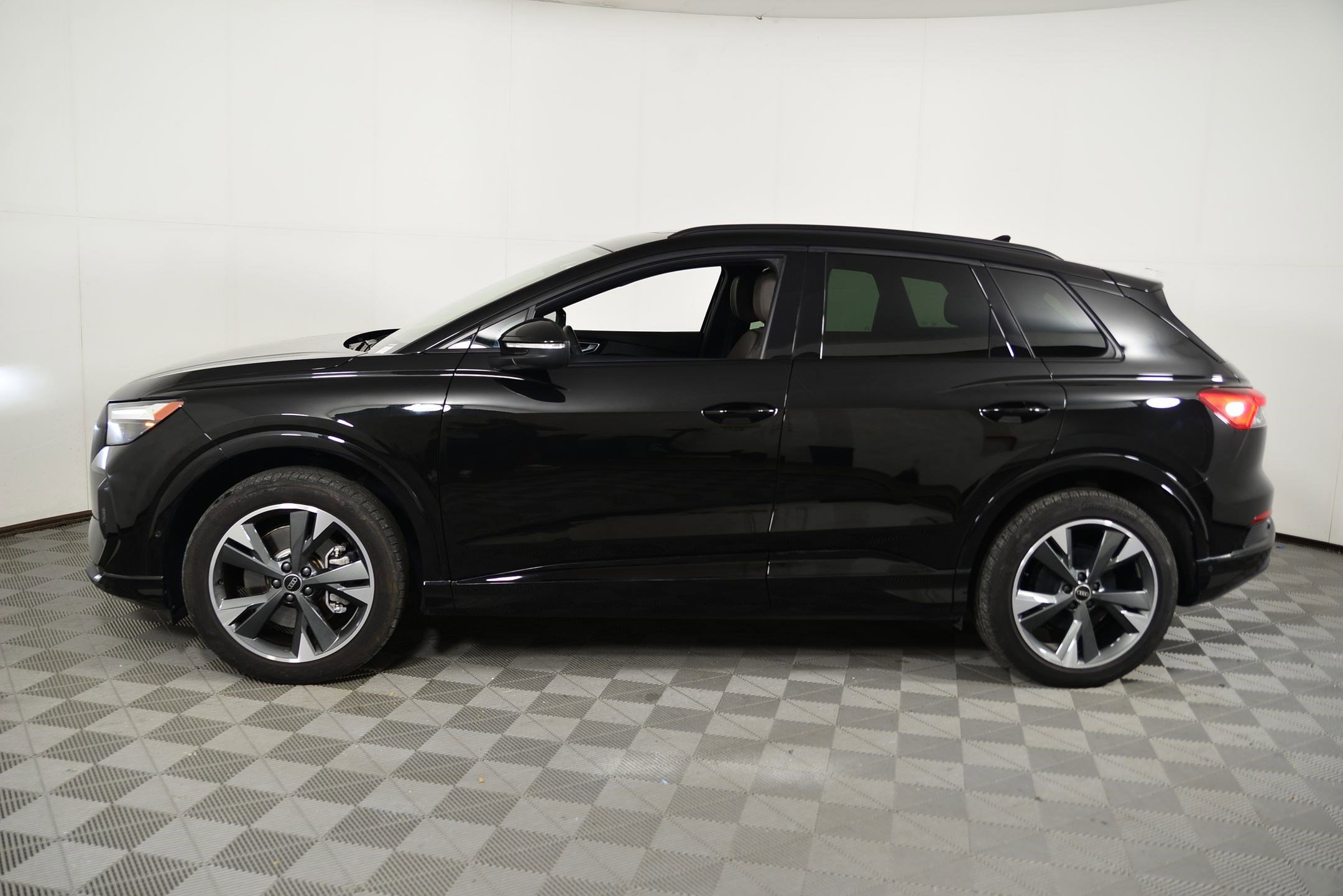 2023 Audi Q4 50 E-tron Premium Plus photo 2