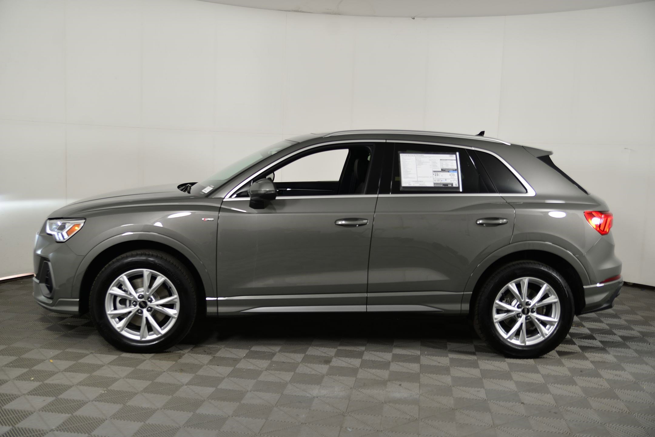 2025 Audi Q3 S line Premium photo 2