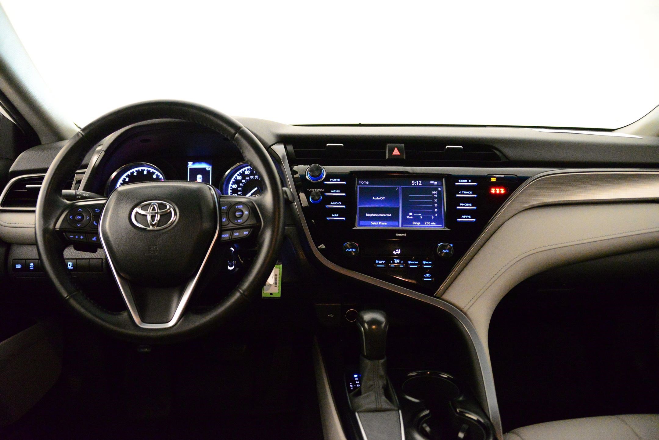 2020 Toyota Camry SE photo 2