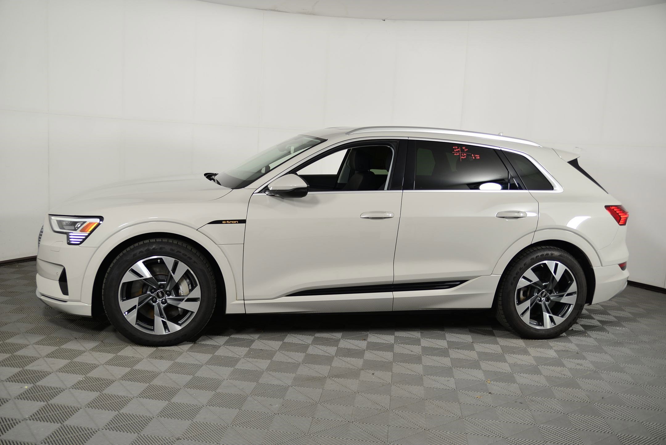 2022 Audi e-tron Premium photo 2