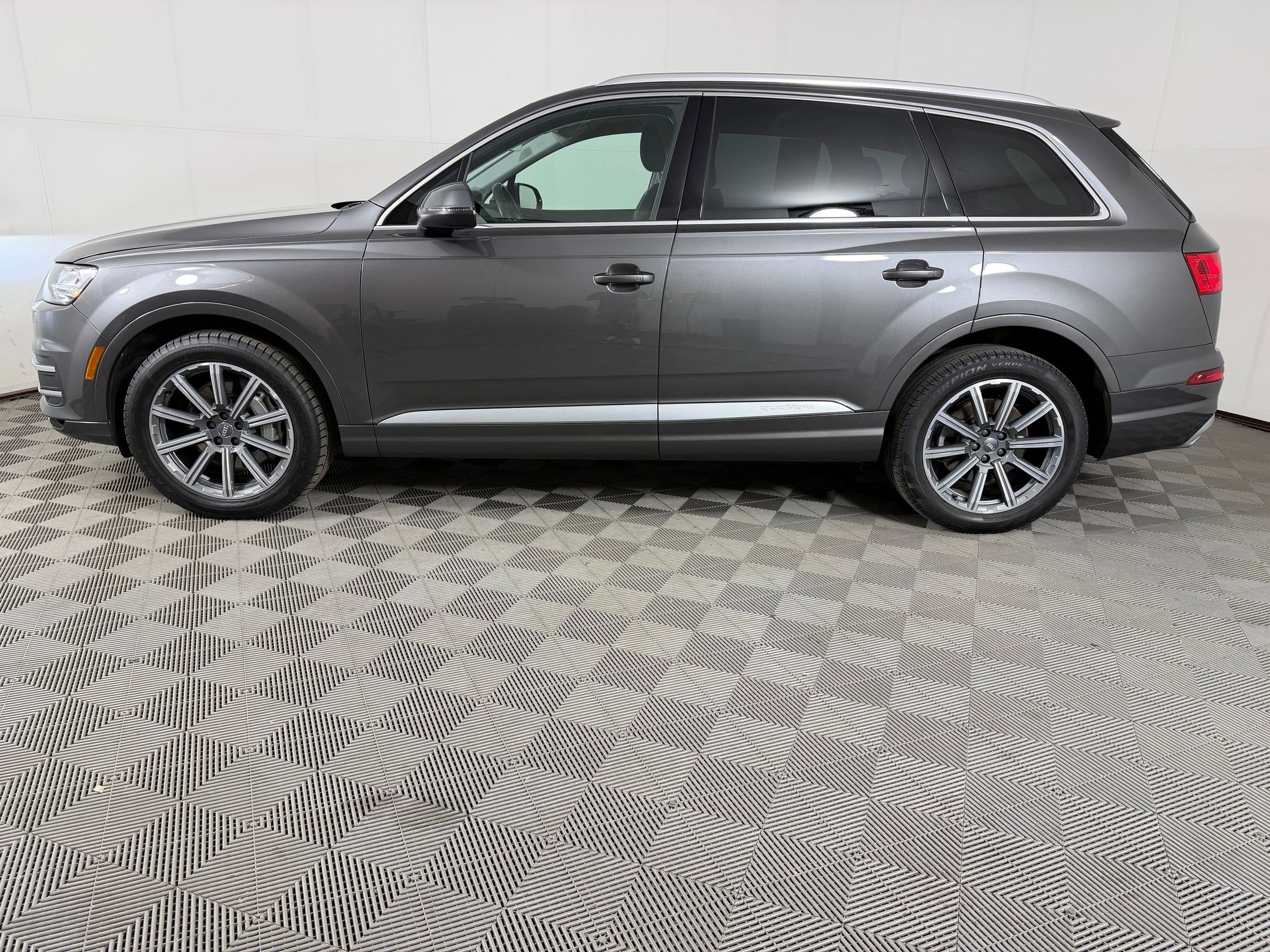 Q7 Premium Plus SUV