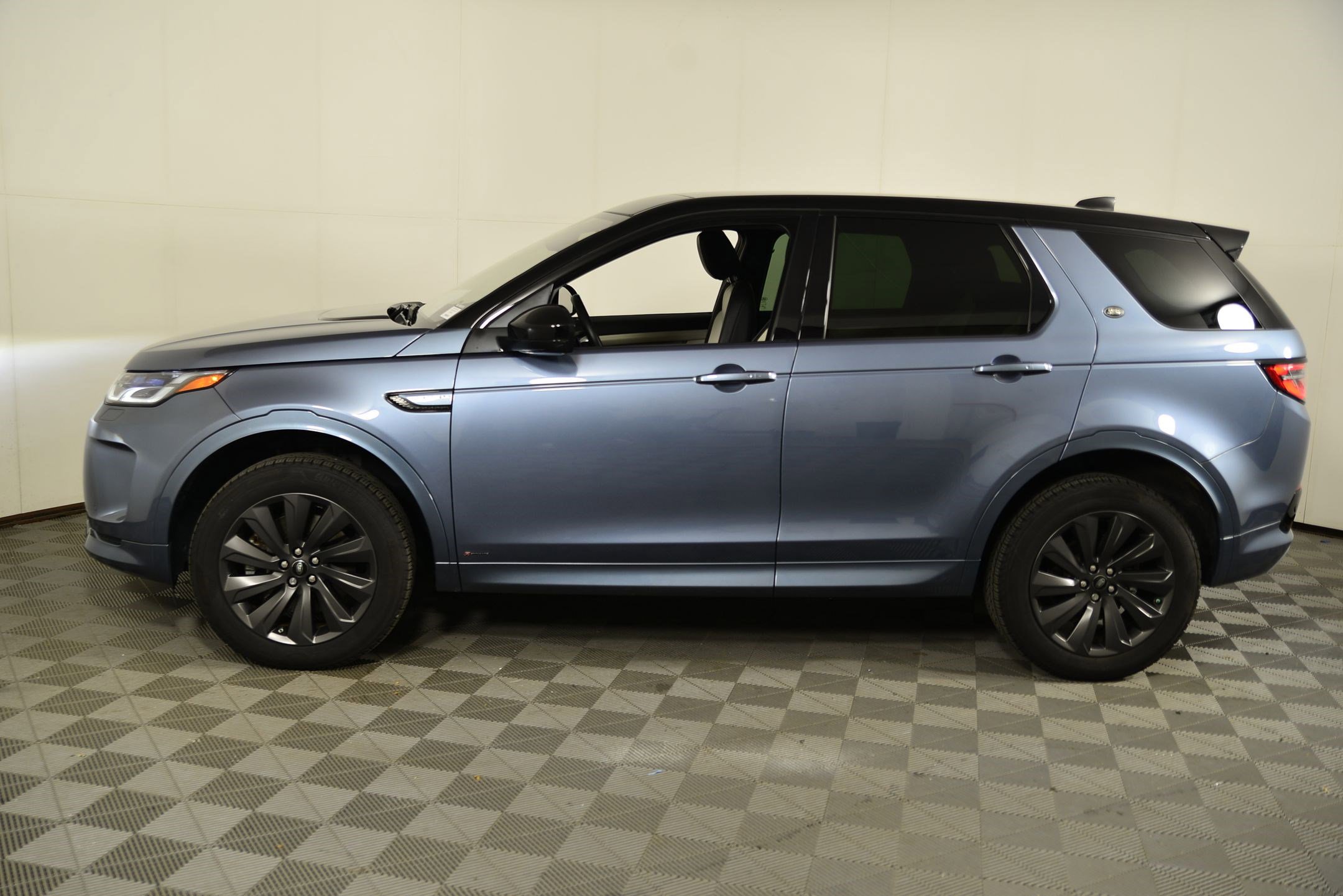 2020 Land Rover Discovery Sport SE R-Dynamic photo 2