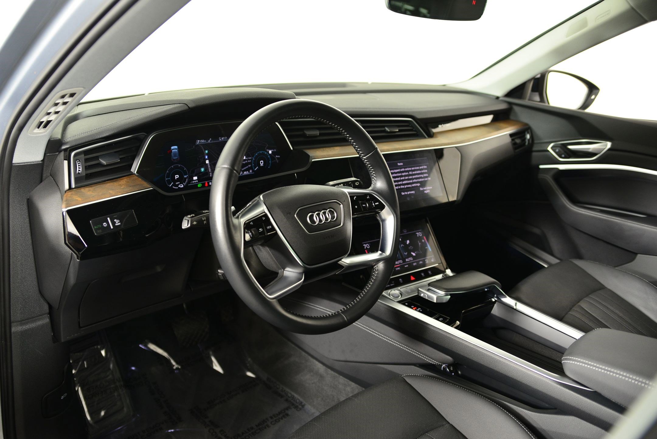 2019 Audi e-tron Premium Plus photo 3