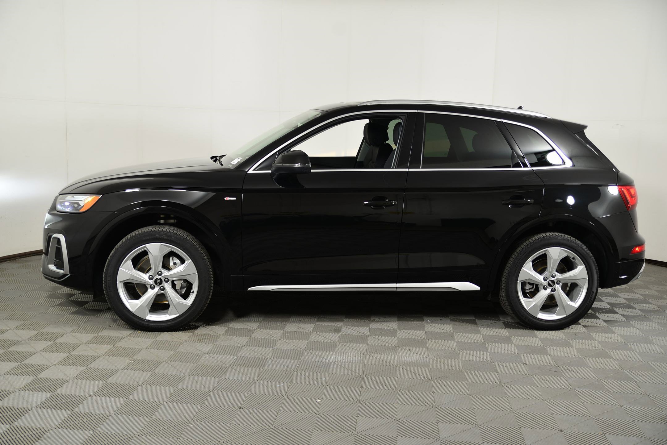 2025 Audi Q5 S line Premium Plus photo 2