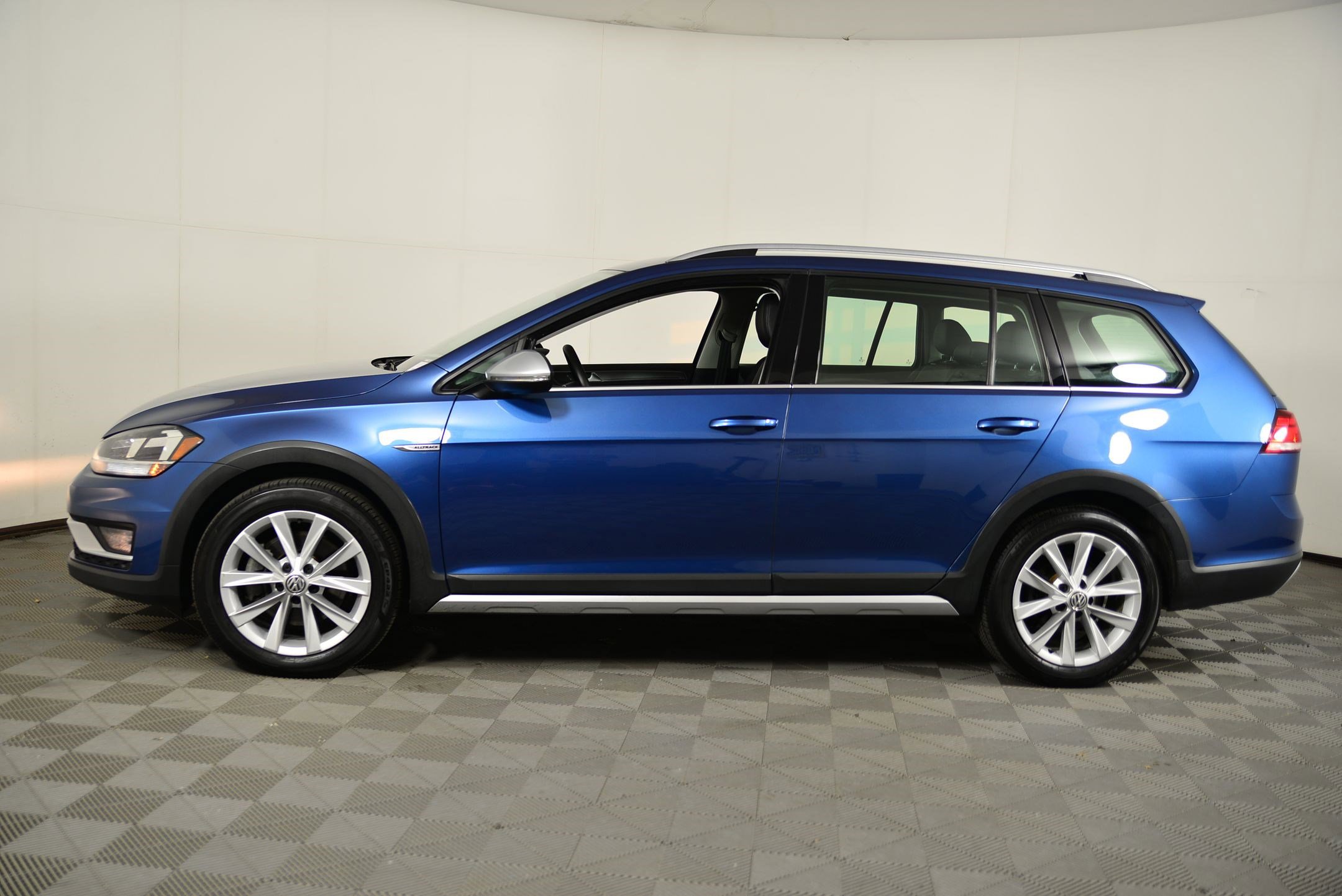 2019 Volkswagen Golf Alltrack S photo 2