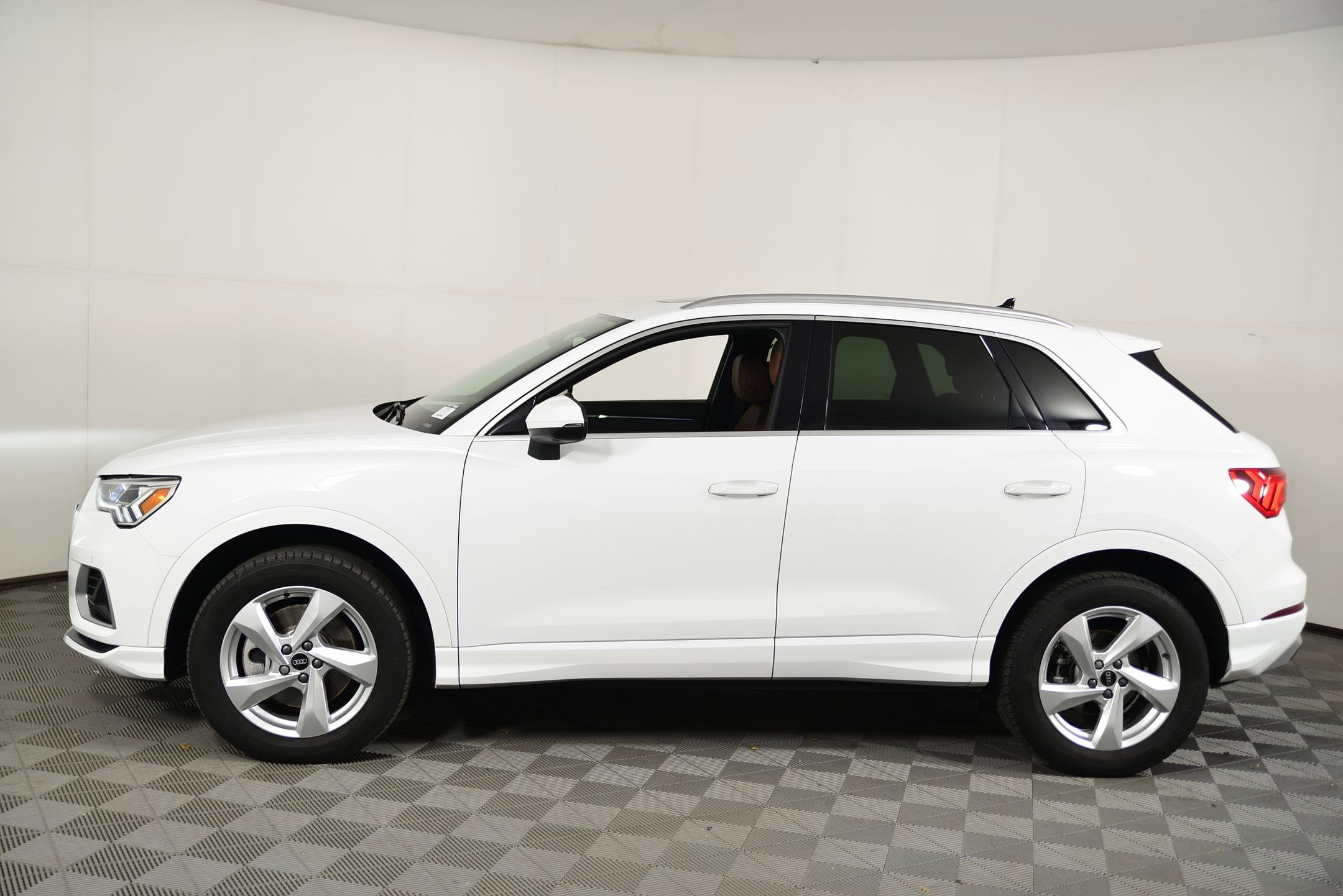 2022 Audi Q3 Premium Plus photo 2